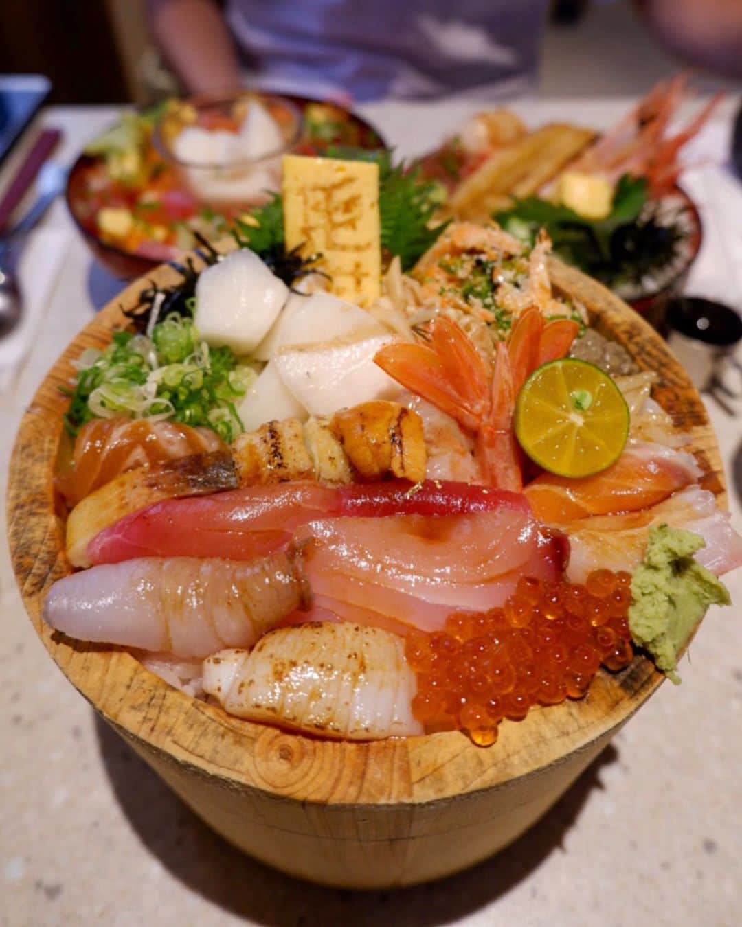 かおしさんのインスタグラム写真 - (かおしInstagram)「台北で朝ごはんを2回食べた後、新幹線で#台南 まで移動🚅 ホテルに荷物を預けて、お昼ごはんを食べに行くことに。 ・ お店は、旦那氏が見つけて、「どうしても食べたい‼︎」と言った毛丼( @maodontw )さんへ。 (マオドンなのに、どうしてもケドンと読んでしまう🤣) 到着してみると、外観からしてすごくオシャレ✨ そしてドアを開けると、店内はまるでオシャレカフェのよう✨ 丼料理のお店とは思えない♡ ・ 私は看板料理の#毛丼 、旦那氏は2段になった豪華な#步步高升丼 をオーダー。 運ばれて来た料理を見て、あまりの綺麗さに目がハートになる私たち😍 私の写真の腕が無くて、写真がイマイチなのが悔やまれるのだけれど、本当に綺麗な盛り付けなのだ✨ ・ そして、味もすごく美味しい。 毛丼には16種類の海鮮と大根(もしかしてカブ？)の甘酢漬けがのっていて、海鮮は鮮度の良さを感じるし、合間に食べる大根も食感が楽しくてイイ感じ◎ ごはんは酢飯なのだけれど、これまたちょうど良い味付けで、お箸が止まらない🥢😆 見た目で楽しめて味も美味しい料理って、本当に元気になれる〜✨ しかも、お箸だけでなくレンゲが付いているのも、食べやすくて嬉しいポイント😊 あっ‼️ 安心してください、桶は上げ底ですよ🤣 女性にもちょうど良いサイズの量でした👏 ・ お値段は木桶に入った毛丼で590元(約2100円)。 台南のローカルフードに比べたらお高めな食事だけれど、すごく美味しかったので、自分的には全然OK🙆‍♀️ また食べたいな〜🙂🧡 ・ #かおし旅 #かおし台南旅行 #台湾 #taiwan #海鮮丼 #旅グルメ #tainan #台湾グルメ #台湾旅行 #グルメ好きな人と繋がりたい #旅好きな人と繋がりたい #旅行好きな人と繋がりたい #igersjp #retrip_taiwan #retrip_gourmet #jalan_travel #jtbで旅したい #tabicoorde #repostrurubu #rurubu1st #チェジュ島行きたい #imatabiキャンペーン7 #今だからできる旅 #photo_shorttrip #タビジョ #台湾好きな人と繋がりたい」6月9日 7時08分 - cao_life