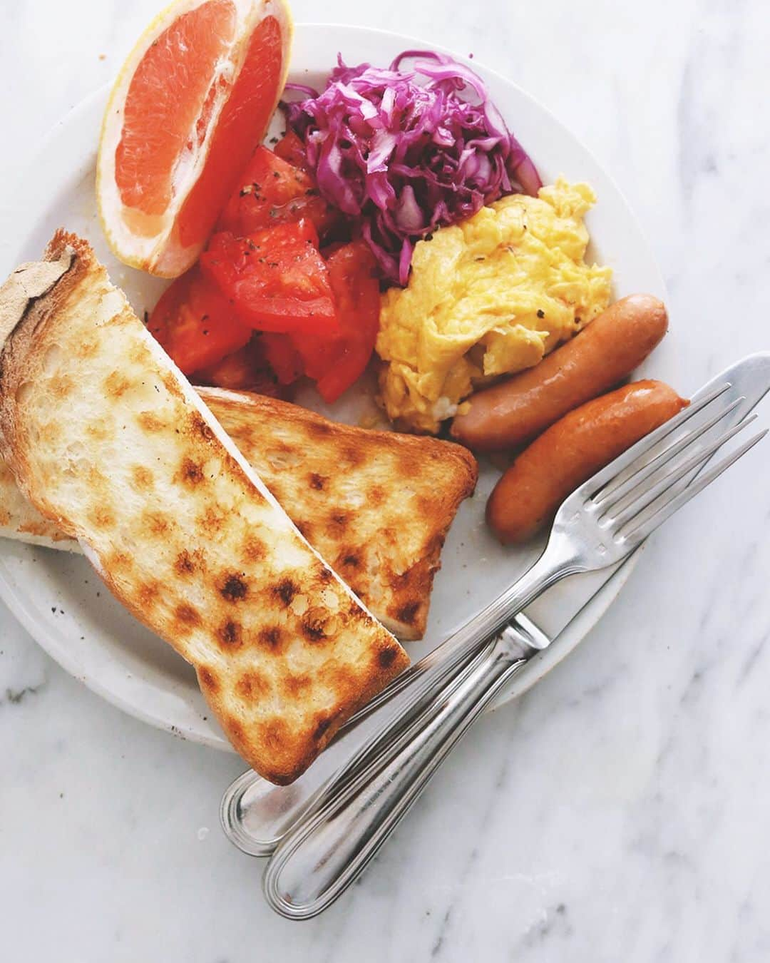 樋口正樹さんのインスタグラム写真 - (樋口正樹Instagram)「Today's breakfast . 今朝はワンプレに パン、卵、トマト、 茹でたソーセージ、 紫キャベツ酢漬け、 グレープフルーツ。 . . . #ワンプレートごはん #ワンプレート #スクランブルエッグ #ソーセージ #タカキベーカリー #石窯パン #イギリスパン #グレープフルーツ #紫キャベツ」6月9日 7時19分 - higuccini