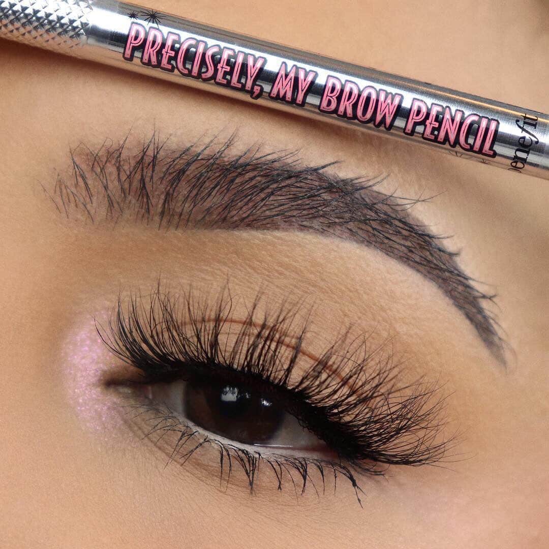 のインスタグラム：「Brows with a little flair 💁🏽‍♀️ @makeupbyflavia_ keeps her brows on point with our #preciselymybrowpencil in shade 6 & #24hrbrowsetter! She curls her lashes using our #rollerlash curling mascara! #regram #friendswithbenefit」