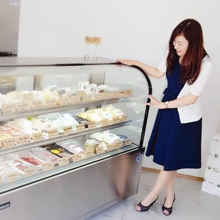 石塚かおりさんのインスタグラム写真 - (石塚かおりInstagram)「#チーズ#ホットサンドイッチ  こんなところにチーズの専門店があったなんて！  今回の、ゆうわく伝説、ゆうわく飯は  新潟市中央区本町の 「J&Y CHEESE SHOP」  ショーケースには、ヨーロッパを中心とした、様々な世界のチーズ。そして生ハム。 （お写真3枚目） オリーブオイルなどの食材も。  店内でお酒も楽しめちゃう。  お昼から(笑)  チーズと生ハムとワインがあれば、それだけで幸せ！って、イタリアの方が言ってた。  グリュイエールチーズがたっぷりはさまった焼きサンドイッチ、カリカリのトロトロです。 （お写真2枚目）  くわしくは、ゆうわく伝説のInstagramで。  #BSNラジオ#ゆうわく伝説#ゆうわく飯#サンドイッチ#ランチ#ワイン#オリーブオイル#生ハム#昼飲み#ちょい飲み  したい#乾杯 したい#飯テロ#新潟市 食の台所#本町#イートイン#新潟グルメ#食いしん坊万才#チーズ好き#アナウンサー#石塚かおり 本日午後1時からは#ロックの日#リクエスト#生放送#Rock#music 終わったら#ゴルフ の練習に行こう！#ゴルフ女子 今日は#ヨネックスレディース 決勝」6月9日 7時21分 - kaori_ishizuka413