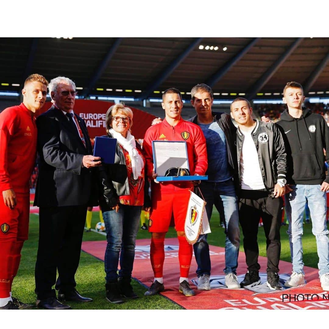 エデン・アザールのインスタグラム：「The perfect way to celebrate 100 caps 🇧🇪🎩 ... #family #comeonbelgium  La meilleure façon de célébrer les 100 caps... 🇧🇪🎩 #lafamille @thorgan10 @hazard.k10」