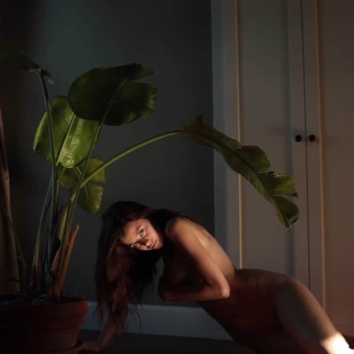 Sarahのインスタグラム：「Playing with light 🦵🏾」