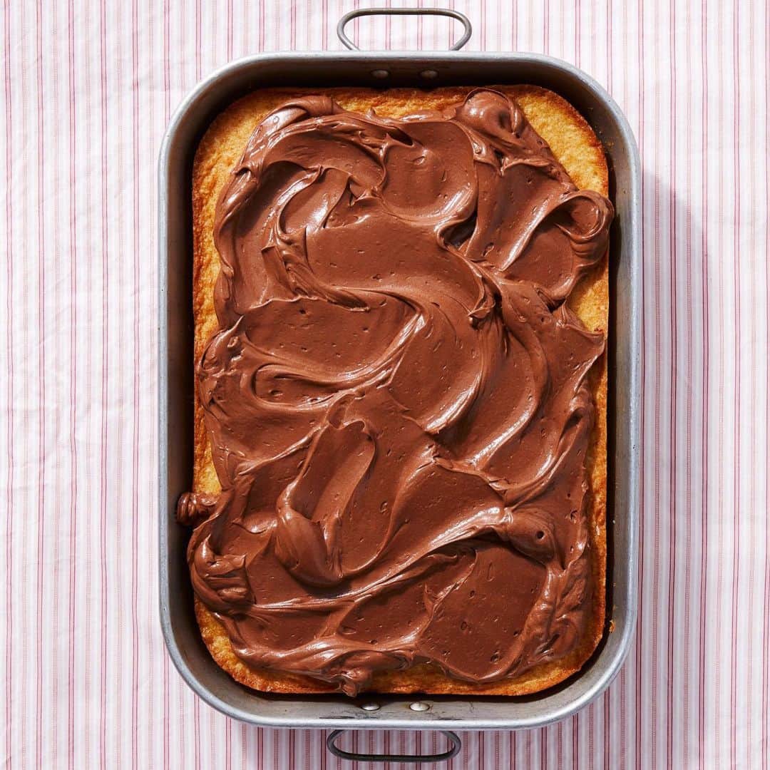 マーサ・スチュワートさんのインスタグラム写真 - (マーサ・スチュワートInstagram)「In this vanilla cake with chocolate-ganache buttercream, the quintessential birthday confection is reborn as an ultra-moist sheet cake. 🍫 Rather than the usual cocoa powder–confectioners' sugar combo, the state-of-the-art frosting is a chocolate ganache that gets whipped with plenty of butter into glossy swoops. Grab the full recipe featured in our June issue at the link in bio! 👆🏼📷: @alphamay | recipe by: @sarahcarey1 | prop styling: Tanya Graff」6月9日 7時24分 - marthastewart