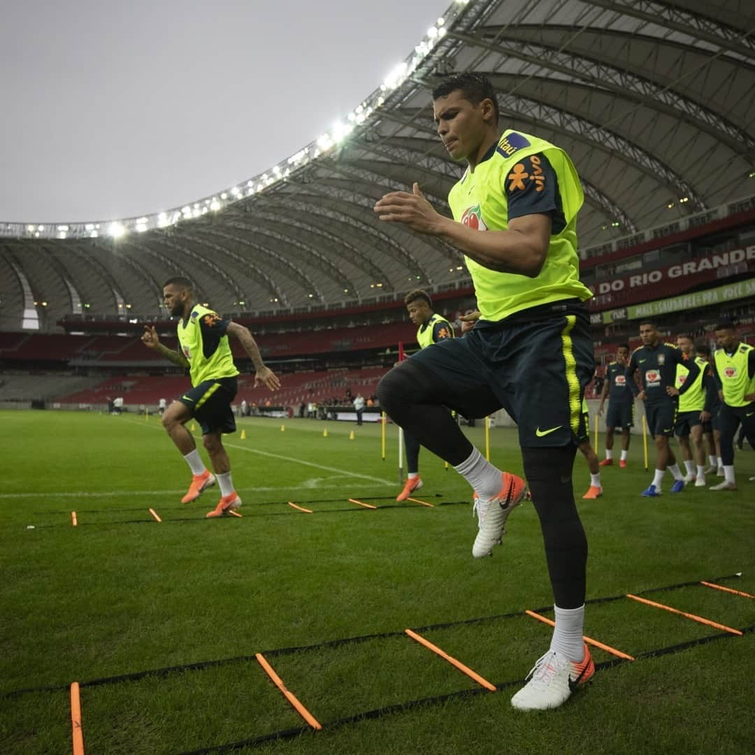 サッカー ブラジル代表チームさんのインスタグラム写真 - (サッカー ブラジル代表チームInstagram)「Enquanto isso, em Porto Alegre... ⠀ Dia de treino aberto no Beira-Rio para a #SeleçãoBrasileira! Tudo pronto para o amistoso de amanhã, 16h.  Fotos: @lucasfigfoto / CBF ⠀ #JogaBola #BRAxHON」6月9日 7時27分 - cbf_futebol