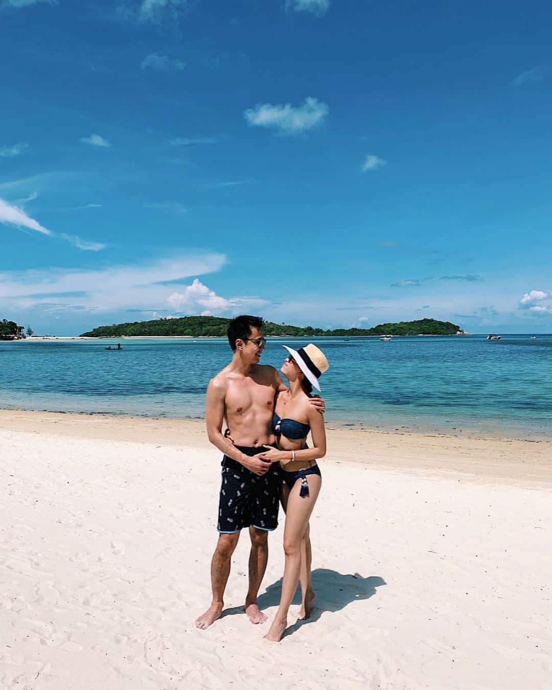 ソニアのインスタグラム：「This time, last weekend 🏖 Is it weird that when on vacay, we welcome the scorching sun - but when we are back in SG, it’s unbearable?? 🤣 What is this sorcery... . #beachlife #thailand #vacay #getaway #swimwear #resortwear #shotoniphone」