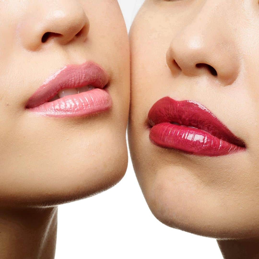 M∙A∙C Cosmetics Japanのインスタグラム：「⠀ 異なる質感の組み合わせを楽しめる2019年ブロンズコレクション、 M·A·C エレクトリック ワンダーで リップメイクを楽しんで💋♥ ⠀ #MACElectricWonder #MACエレクトリックワンダー ⠀ *公式オンラインショップ、全国店舗にて絶賛発売中！ ⠀ ↓↓使用メイン製品↓↓ (左) [リップスティック] レッツ メサ アラウンド [リップガラス] コーラル オブ ザ ワイルド MAKEUP AND MODEL: M·A·C ARTIST AYAKA ENDO @macpro_tokyo PHOTO: @takaki_iwata ⠀ (右) [リップスティック] ナチュラル ボーン リーダー [リップガラス] メイク ミー マーキュリアル MAKEUP AND MODEL: YUKA KIKKAWA PHOTO: @takaki_iwata ⠀ ⠀ ⠀ ⠀ ⠀ ⠀ #MACCosmeticsJapan #MACコスメ #MACCosmetics  #MyArtistCommunityJP  #MACArtistChallenge #MAC #コスメ #メイク #リップメイク #MACリップメイク #リップグロス #グロス #ブロンズメイク  #限定 #大理石」