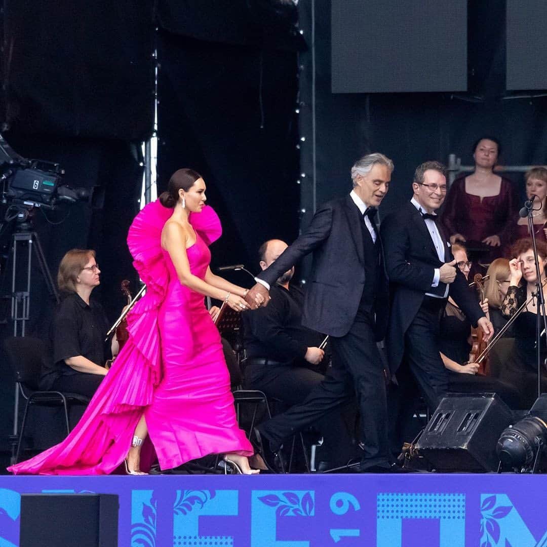 アイーダ・ガリフッリーナさんのインスタグラム写真 - (アイーダ・ガリフッリーナInstagram)「A night to remember....it was such an historic occasion.... singing in the heart of St. Petersburg on Palace Square in front of an audience of 40,000 people! Thank you @andreabocelliofficial as always it is a huge pleasure and honour to share the stage with you! You’re an incredible Artist and wonderful person! Our first performance together was 8 years ago in Toronto, Canada and since then we performed every year together all over the world....🌍 Thank you for this unforgettable experience and for always being so kind and supportive of me. A special than you also to @matteobocelli , our wonderful conductor #EugeneKohn and to the beautiful @zara_music and of course to @_oleg_tinkoff__ for making this magical evening happen. Wearing @ashistudio 🍇 @akillisparis ————————————————————————Это был незабываемый вечер.....40.000 зрителей собралось на Дворцовой площади.....в самом сердце Петербурга! Спасибо, дорогие петербуржцы - мы дарим радость своим пением, а вы радовали нас своими нескончаемыми овациями!  Спасибо, дорогой Андреа, за эти незабываемые моменты! Наше первое совместное выступление состоялось в Торонто, Канада ровно 8 лет назад! И с тех пор мы выступали вместе каждый год в разных уголках мира! Спасибо за этот невероятный опыт и твою поддержку!!! Отдельно спасибо @matteobocelli , нашему замечательному и талантливому дирижеру #ЮджинКоон и прекрасной @zara_music !!! Ну и конечно же спасибо @_oleg_tinkoff__ за за то, что Вы помогли этому волшебному концерту состояться!!! #andreabocelli #eugenekohn #aidagarifullina #matteobocelli #zaramusic #tinkoff #st.petersburg  #пмэф2019  #spief2019」6月9日 18時32分 - aidagarifullina