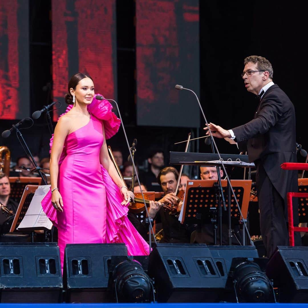 アイーダ・ガリフッリーナさんのインスタグラム写真 - (アイーダ・ガリフッリーナInstagram)「A night to remember....it was such an historic occasion.... singing in the heart of St. Petersburg on Palace Square in front of an audience of 40,000 people! Thank you @andreabocelliofficial as always it is a huge pleasure and honour to share the stage with you! You’re an incredible Artist and wonderful person! Our first performance together was 8 years ago in Toronto, Canada and since then we performed every year together all over the world....🌍 Thank you for this unforgettable experience and for always being so kind and supportive of me. A special than you also to @matteobocelli , our wonderful conductor #EugeneKohn and to the beautiful @zara_music and of course to @_oleg_tinkoff__ for making this magical evening happen. Wearing @ashistudio 🍇 @akillisparis ————————————————————————Это был незабываемый вечер.....40.000 зрителей собралось на Дворцовой площади.....в самом сердце Петербурга! Спасибо, дорогие петербуржцы - мы дарим радость своим пением, а вы радовали нас своими нескончаемыми овациями!  Спасибо, дорогой Андреа, за эти незабываемые моменты! Наше первое совместное выступление состоялось в Торонто, Канада ровно 8 лет назад! И с тех пор мы выступали вместе каждый год в разных уголках мира! Спасибо за этот невероятный опыт и твою поддержку!!! Отдельно спасибо @matteobocelli , нашему замечательному и талантливому дирижеру #ЮджинКоон и прекрасной @zara_music !!! Ну и конечно же спасибо @_oleg_tinkoff__ за за то, что Вы помогли этому волшебному концерту состояться!!! #andreabocelli #eugenekohn #aidagarifullina #matteobocelli #zaramusic #tinkoff #st.petersburg  #пмэф2019  #spief2019」6月9日 18時32分 - aidagarifullina