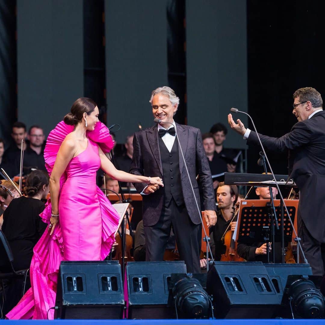 アイーダ・ガリフッリーナさんのインスタグラム写真 - (アイーダ・ガリフッリーナInstagram)「A night to remember....it was such an historic occasion.... singing in the heart of St. Petersburg on Palace Square in front of an audience of 40,000 people! Thank you @andreabocelliofficial as always it is a huge pleasure and honour to share the stage with you! You’re an incredible Artist and wonderful person! Our first performance together was 8 years ago in Toronto, Canada and since then we performed every year together all over the world....🌍 Thank you for this unforgettable experience and for always being so kind and supportive of me. A special than you also to @matteobocelli , our wonderful conductor #EugeneKohn and to the beautiful @zara_music and of course to @_oleg_tinkoff__ for making this magical evening happen. Wearing @ashistudio 🍇 @akillisparis ————————————————————————Это был незабываемый вечер.....40.000 зрителей собралось на Дворцовой площади.....в самом сердце Петербурга! Спасибо, дорогие петербуржцы - мы дарим радость своим пением, а вы радовали нас своими нескончаемыми овациями!  Спасибо, дорогой Андреа, за эти незабываемые моменты! Наше первое совместное выступление состоялось в Торонто, Канада ровно 8 лет назад! И с тех пор мы выступали вместе каждый год в разных уголках мира! Спасибо за этот невероятный опыт и твою поддержку!!! Отдельно спасибо @matteobocelli , нашему замечательному и талантливому дирижеру #ЮджинКоон и прекрасной @zara_music !!! Ну и конечно же спасибо @_oleg_tinkoff__ за за то, что Вы помогли этому волшебному концерту состояться!!! #andreabocelli #eugenekohn #aidagarifullina #matteobocelli #zaramusic #tinkoff #st.petersburg  #пмэф2019  #spief2019」6月9日 18時32分 - aidagarifullina