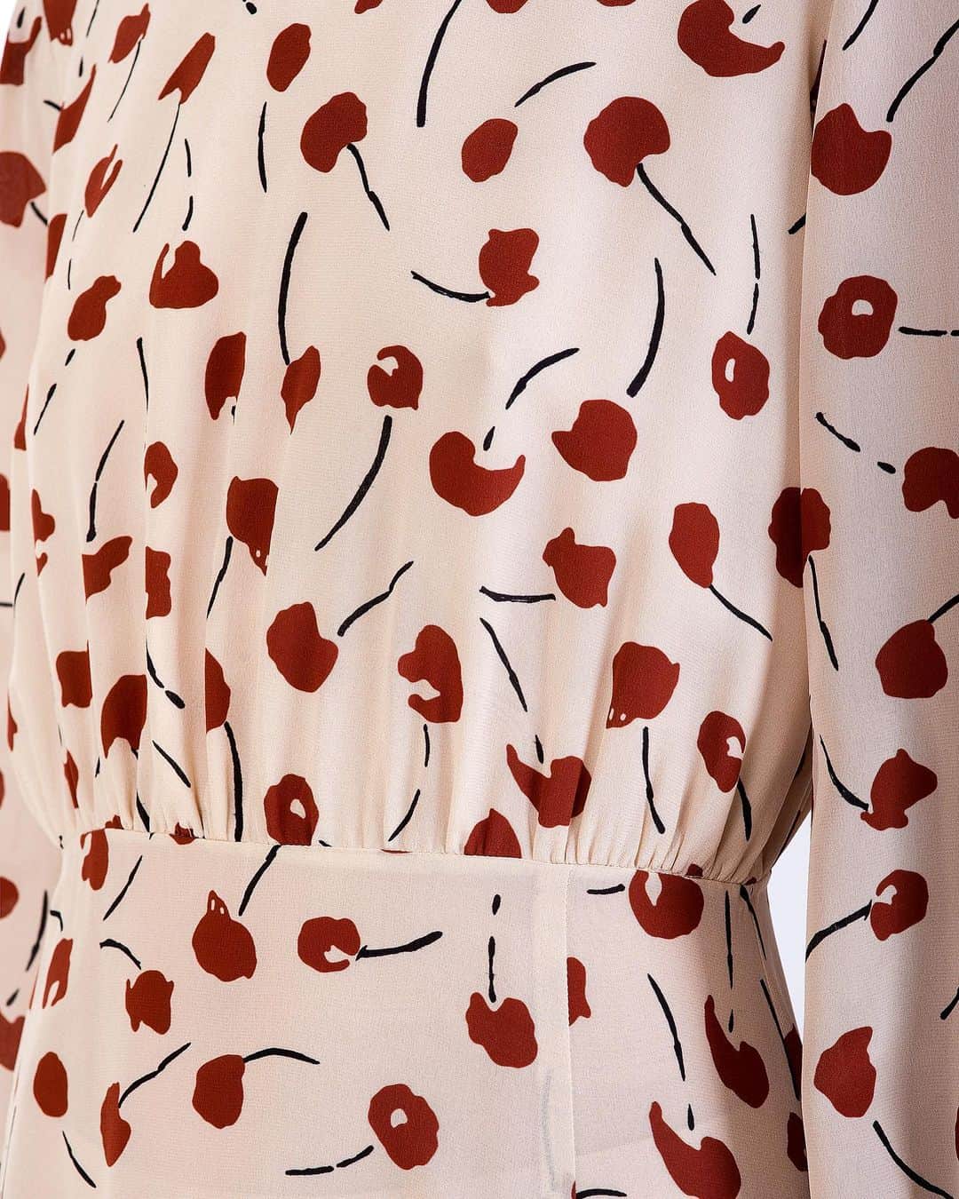 アリジさんのインスタグラム写真 - (アリジInstagram)「A rain of cherry flowers on delicate silk 🌸🌸🌸 Discover all #madeinalysi patterns in boutique or on alysi.it ✌🏻 . . #alysi #ss19 #springtime #springmood #summerfeeling #cherryblossom #pattern #allover #getinspired」6月9日 16時57分 - alysiofficial