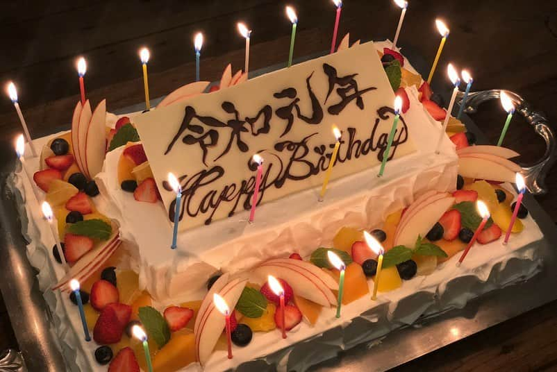 紺野ゆりさんのインスタグラム写真 - (紺野ゆりInstagram)「🌙 事務所の上半期合同バースデー会🎂💓 今年は事務所社長やマネージャーさんたちが考えてくれたゲーム形式ですっごく盛り上がりました😆🥰💓 叩いてかぶってじゃんけんぽんの マネージャーとメイクさんのキャラ被りは笑った🤣✨ *  そして悦子さん(@etsuko313) のお子さんがまた大きくなってイケメンになってて可愛すぎましたー☺️☺️☺️🌹 * * #チームイデア#birthdayparty」6月9日 16時58分 - yuri_konno_official