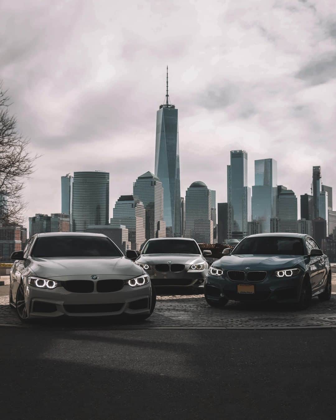 BMWのインスタグラム：「The champion team captures any city. The BMW 4 Series Coupé, the BMW M235i and the fifth generation of the BMW 5 Series. #BMWrepost @bimmer.boy @bmwgyal @slowbluebmw #BMW #4Series #M235i #5Series #BMWM」