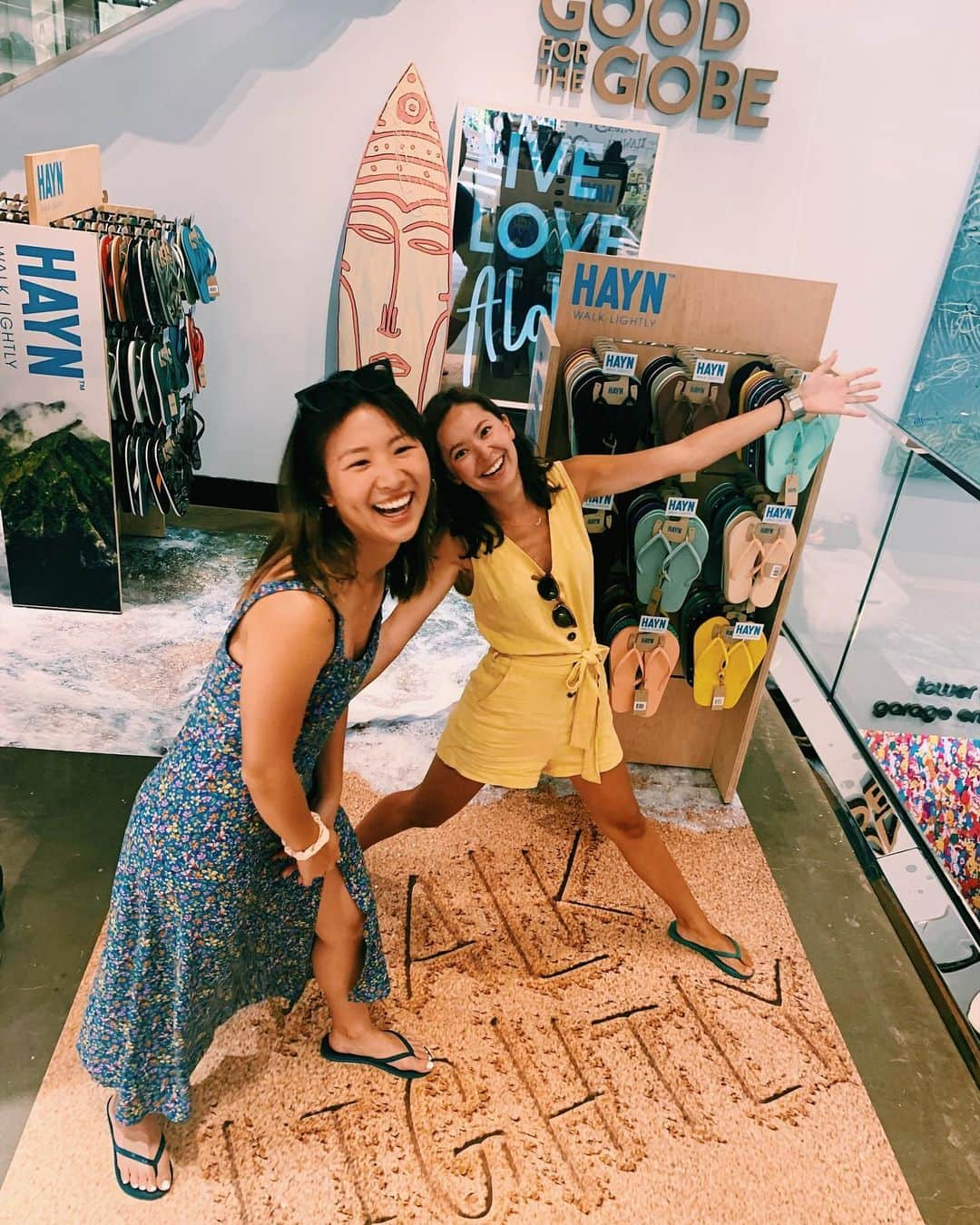 エビアン・クーさんのインスタグラム写真 - (エビアン・クーInstagram)「Hayn x Mark Oblow pop up - Mark live drawing at DFS, and collab slippers. Hayn is not only stylish they are known to be eco friendly! What a happy Saturday celebrating World Ocean day. Thanks for having us.  なおみとHayn (ハイアン)のポップアップイベントに行ってきました‼️Haynは環境問題意識を持つハワイ生まれのブランドで地球に優しい素材を使っています。自然が大好きな私はどうしても洋服などをエコに作りたくて、お願いが叶って夏のポップアップでHayn とのコラボをさせて頂きます。  その次の写真はマーク・オブローさん、イラストレーター＆スケート界でレジェンドのスケーボーダーでもあり彼に会えて光栄でした。今回のイラストレーションのコラボスリッパもすごく可愛いのです。いっぱい買っちゃいました。  #自然に意識持ちたい #エコフットウェア #Hayn #7月ポップアップやります」6月9日 17時01分 - avian_official