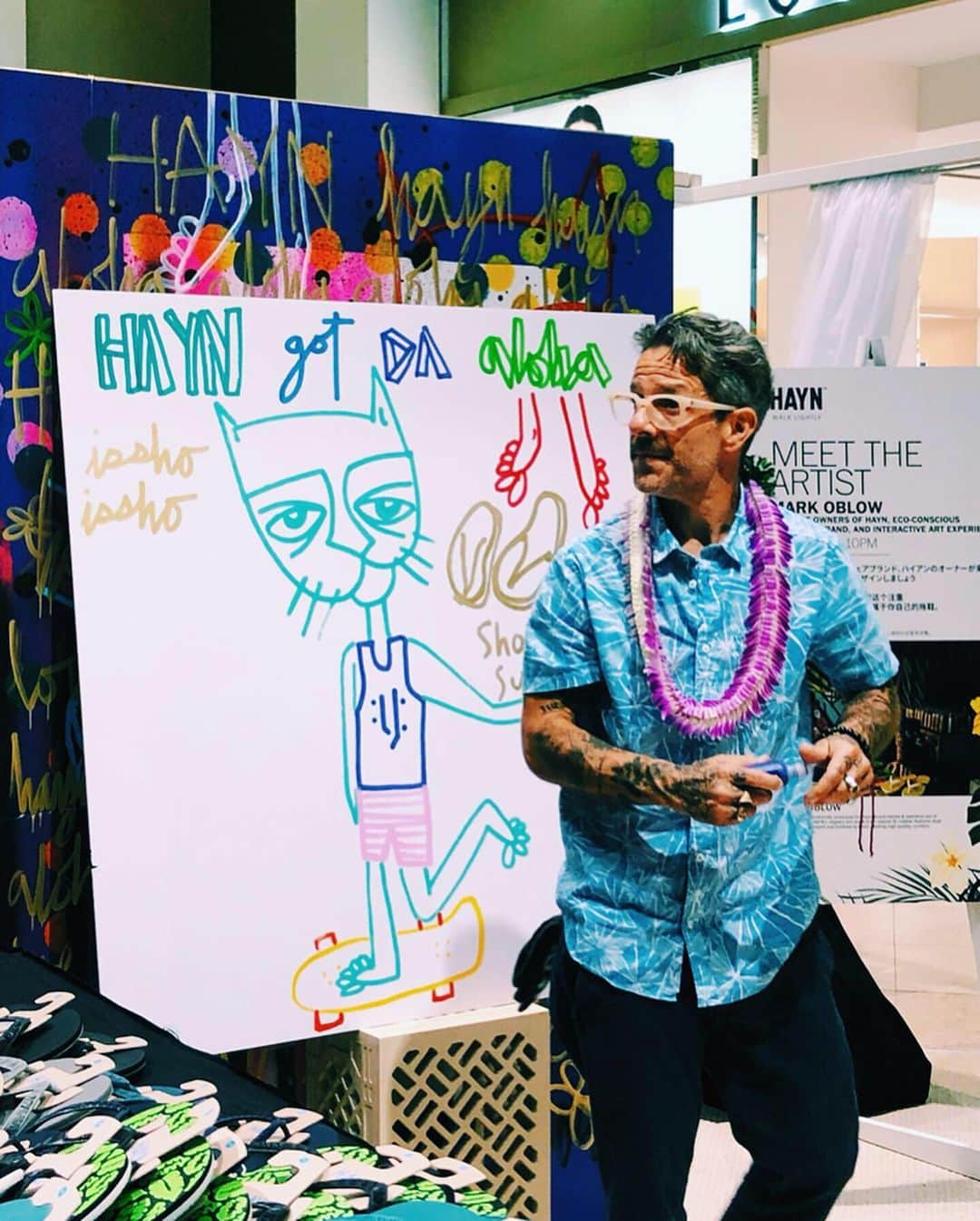 エビアン・クーさんのインスタグラム写真 - (エビアン・クーInstagram)「Hayn x Mark Oblow pop up - Mark live drawing at DFS, and collab slippers. Hayn is not only stylish they are known to be eco friendly! What a happy Saturday celebrating World Ocean day. Thanks for having us.  なおみとHayn (ハイアン)のポップアップイベントに行ってきました‼️Haynは環境問題意識を持つハワイ生まれのブランドで地球に優しい素材を使っています。自然が大好きな私はどうしても洋服などをエコに作りたくて、お願いが叶って夏のポップアップでHayn とのコラボをさせて頂きます。  その次の写真はマーク・オブローさん、イラストレーター＆スケート界でレジェンドのスケーボーダーでもあり彼に会えて光栄でした。今回のイラストレーションのコラボスリッパもすごく可愛いのです。いっぱい買っちゃいました。  #自然に意識持ちたい #エコフットウェア #Hayn #7月ポップアップやります」6月9日 17時01分 - avian_official