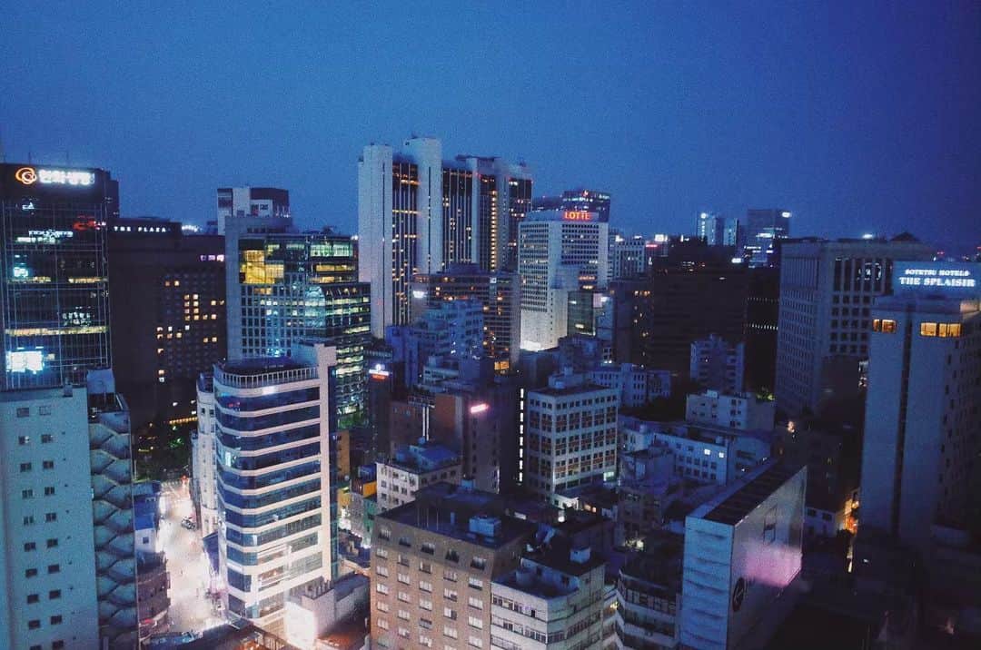 小林ようのインスタグラム：「🌃 #nightview . #solotrip #travelphotography #scenery #seoul #bluebluecollection #시청 #서울 #한국 #여행 #경치 #一人旅 #ソウル #韓国旅行 #小林寫眞室」