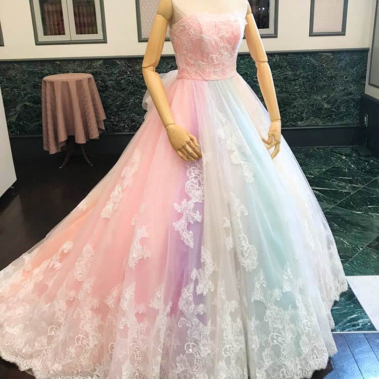 ホテルモントレウェディング【公式】 のインスタグラム：「♥ ￣￣￣￣￣￣￣￣￣￣ @montereyweddingをフォローして 『 #モントレ花嫁 』『 #ホテルモントレ』の タグをつけて投稿してくださいね＊*. . 大人気のレインボードレス♡*. 色鮮やかでとっても目を引きますね！ これからの季節にピッタリ..✧ . ◆ホテルモントレ公式HPはこちら* https://www.monterey-wedding.jp . #モントレ #モントレ花婿 #dressy花嫁 #プレ花嫁 #marry花嫁 #卒花 #marryxoxo #wedding #weddingceremony #weddingreception #weddingparty #weddingdress #dress #flower #weddingbouquets #プラコレ #結婚式場 #ウエディングニュース  #日本中のプレ花嫁さんと繋がりたい #結婚式 #パーティー #披露宴 #ホテルウェディング #ウェディングドレス #カラードレス #ドレス迷子 #ドレス」