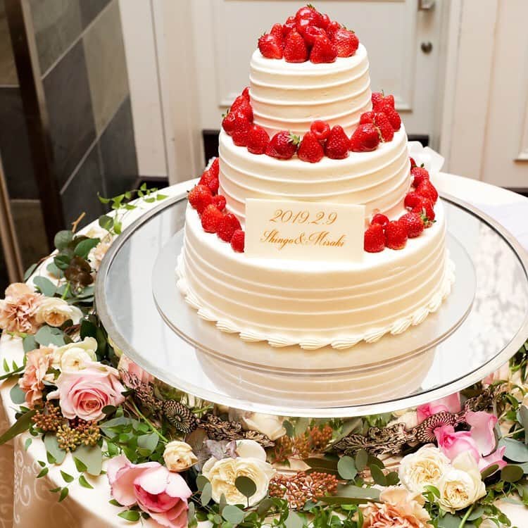 ホテルモントレウェディング【公式】 のインスタグラム：「♥ ￣￣￣￣￣￣￣￣￣￣ @montereyweddingをフォローして 『 #モントレ花嫁 』『 #ホテルモントレ』の タグをつけて投稿してくださいね＊*. . クリームでしっかりコーティングもいいけれど スポンジが薄く見えるネイキッドケーキ もとってもかわいくて人気です♡ . ◆ホテルモントレ公式HPはこちら* https://www.monterey-wedding.jp . #モントレ #モントレ花婿 #dressy花嫁 #プレ花嫁 #marry花嫁 #卒花 #marryxoxo #wedding #weddingceremony #weddingreception #weddingparty #weddingdress #dress #flower #weddingbouquets #プラコレ #結婚式場 #ウエディングニュース  #日本中のプレ花嫁さんと繋がりたい #結婚式 #パーティー #披露宴 #ホテルウェディング #ウェディングケーキ #weddingcake #cake #cakedecorating」