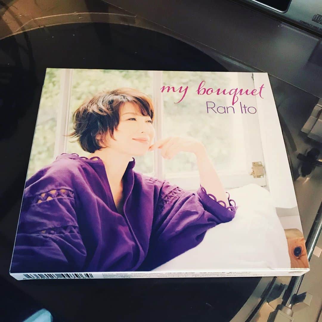 佐野史郎のインスタグラム：「夢じゃないだろうな⁉︎ 伊藤蘭さんから初のソロアルバムが届いたよ🎶 名盤💽 ランちゃんも3曲作詞🖋 キャンディーズ時代、伊藤蘭作詞作曲の「アンティックドール 」も大好きだったけど、今回の曲もいいなあ^_^ 「女なら」では、ミキさんとスーちゃんのコーラスが自動的に脳内再生し始めてしまい、僕の中でのキャンディーズ再結成が実現‼︎」