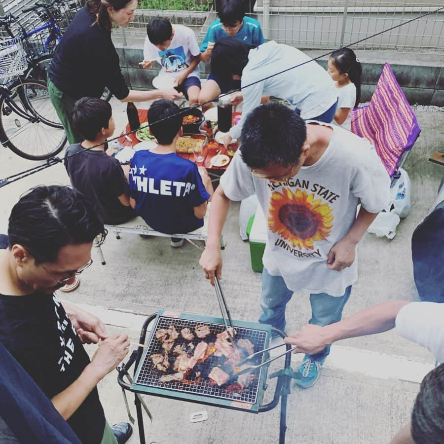 AYUMIさんのインスタグラム写真 - (AYUMIInstagram)「運動会のあとはお友達家族とお家BBQ。 BBQは、父さんたちが焼いてくれるおかげで ママたちはゆっくり食べて飲んで、話をして 〝パパたち、ありがとう〜✨〝 外って気持ちいいな . . #アウトドア気分 #お家BBQ #駐車場」6月9日 17時21分 - ayumiayunco