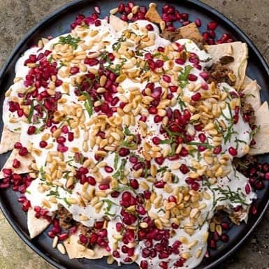 ナイジェラ・ローソンさんのインスタグラム写真 - (ナイジェラ・ローソンInstagram)「#RecipeOfTheDay is the deeply luscious Beef and Aubergine Fatteh: a layer-up of toasted pitta, meat sauce and yogurt with garlic and tahini. Nachos, eat your heart out! It’s a Premium recipe so you need to sign up for it, but it’s easy and free to do.  Photograph by Jonathan Lovekin  And to get the recipe, click on link in bio.  To clarify, proceed as follows: tap on my name, which will take you to a page that has a link on it that says www.nigella.com/instagram. When you click on this link, it will take you to a page of photographs: click on the photograph of the recipe in question!」6月9日 17時24分 - nigellalawson