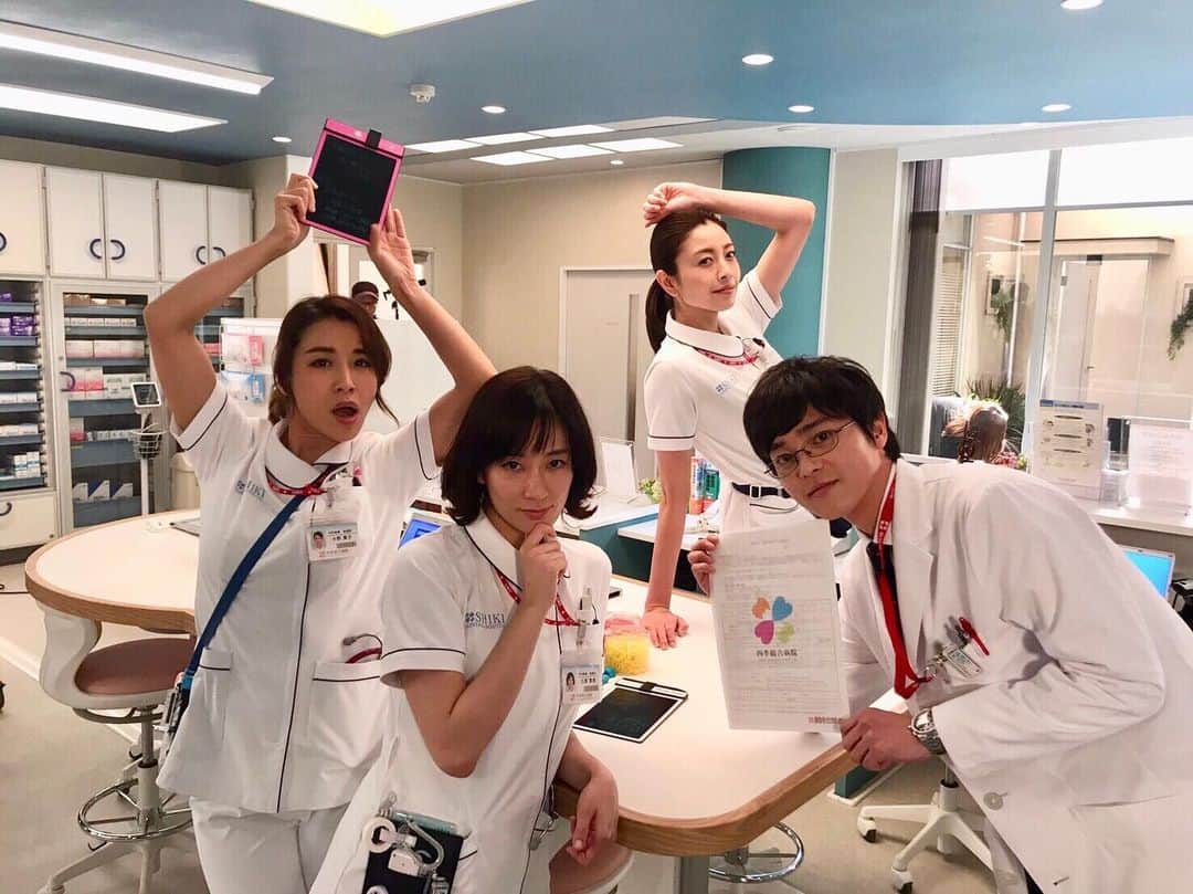 日本テレビ ドラマ 白衣の戦士 さんのインスタグラム写真 日本テレビ ドラマ 白衣の戦士 Instagram ある日のナースステーション 各々にポーズをキメる皆さん 個性が出てますね 撮影の合間のひとコマ 水川あさみ 片瀬那奈 鈴木紗理奈 三宅亮輔