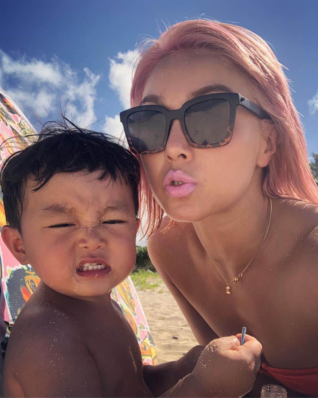 Nazukiのインスタグラム：「ハワイに来て、毎日たくましく、わんぱくに、楽しんでるレンを見て、ママはほんと嬉しい😭 みんなに遊んでもらえて、ママよりみんなと遊ぶのが楽しそうw😭  いろんな経験をしてたくさん吸収してほしい🤗✨ #hawaii #trip #mama #family  #myson #babyboy #enjoy  #子連れハワイ #ハワイ旅行 #シンママ #1歳息子 #小さな彼氏」