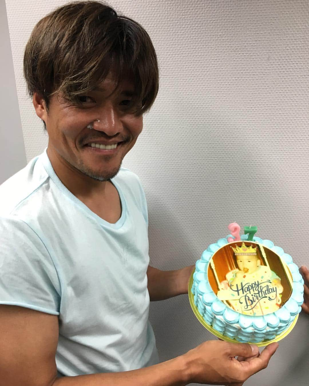 山田大記さんのインスタグラム写真 - (山田大記Instagram)「嘉人さん誕生日おめでとう🎉 貴重な赤ちゃんの時の写真。可愛いね。今もかわいい奴だけどな。 #大久保嘉人#これからも色々アドバイスしてね#からのフレディ#ゴンちゃん不在#ジュビロデー2019#来てくれた皆さんありがとうございました」6月9日 17時30分 - hiroki_yamada_official