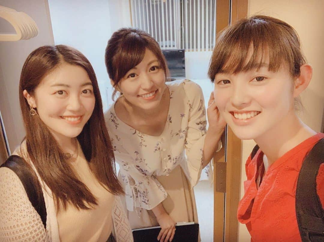竹村優香のインスタグラム：「* 授業終わりに生徒さんと🌟 みんな可愛すぎて授業以外では甘々になっちゃう🤤💓 * でも！！授業では心を鬼にして、イントネーションや発声発音を間違えると厳しーく指導しています(笑)。 上達のためだから、、ごめんよ🙈 * *  #セントフォース  #セントフォースカレッジ  #アナウンススクール #centforce #school #先生と生徒 #がんばれ就活 #意外とスパルタ🔥 #意外と本気塾 #意外とね」