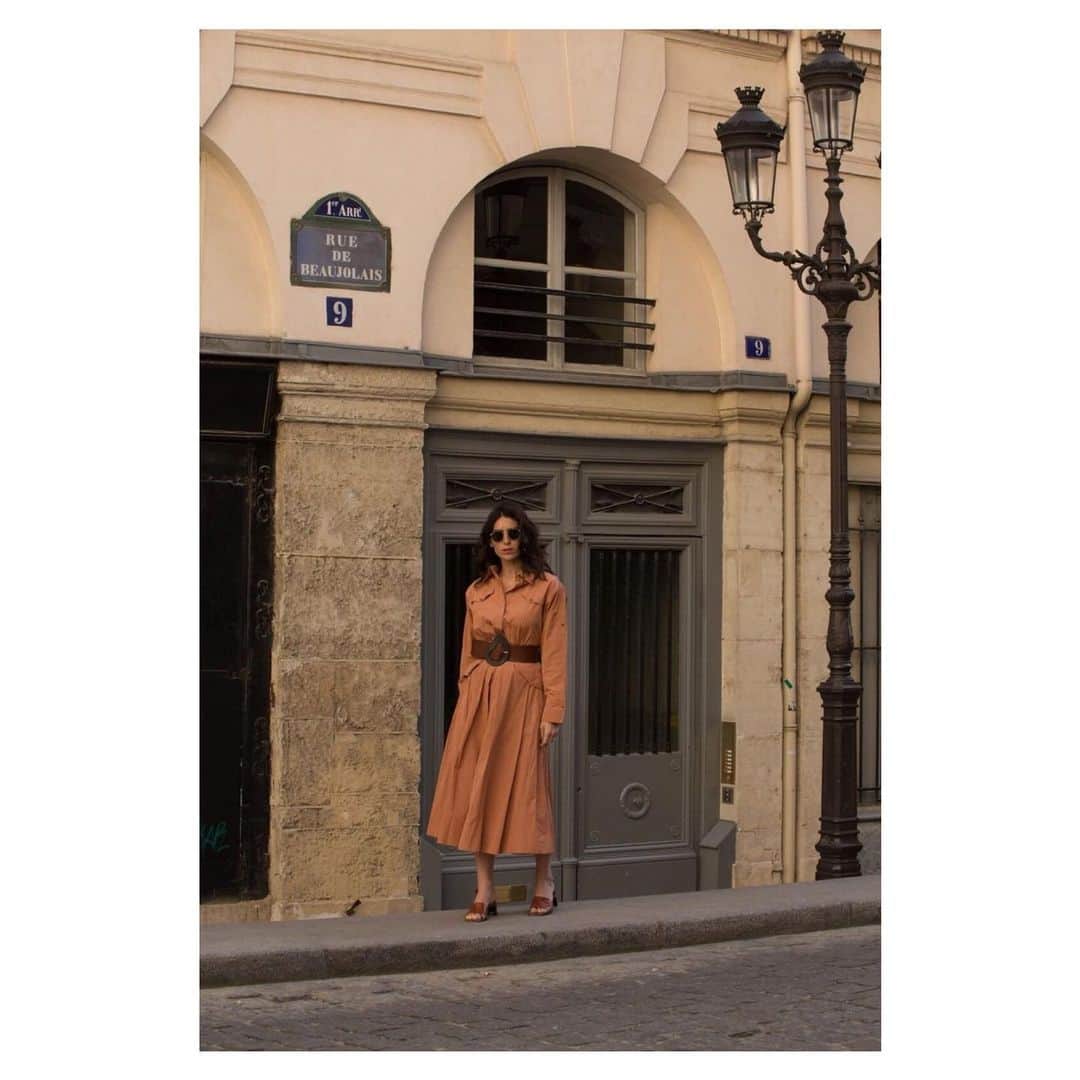 のインスタグラム：「On the streets of Paris 🥰 Deborah @thedailydeb in #DorotheeSchumacher #ss19 #Paris #france #streetstyle #summer #dresses #warmerdays #weekends #sundays #thedailydeb #fashion #frenchgirl #parisiansytle #parisienne #dresslikeaparisian #terracotta」