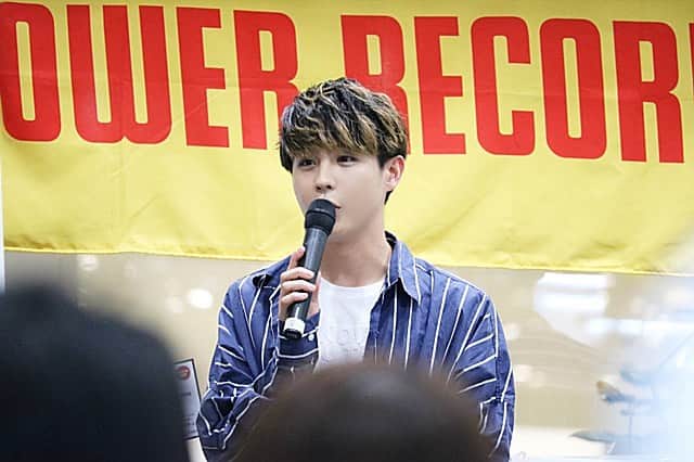 インジュン のインスタグラム：「インジュンの新曲[僕のキモチ]の リリイベが今日で無事に 終わりました!!!毎日リリイベで 皆さんと会うことが出来て、 皆さんの前で歌うことが 出来て、本当に心強かったし 幸せでした。  気持ちを伝えることができて、そしてその気持ちをみんなが 受け取ってくれて、泣いたり笑ったり...一緒にきょうかん することができたことは 僕にとって一生忘れられない 思い出になりました。  毎日のように来てくださった方、遠くから来てくださった方、来れなくても応援してるよーって僕の見えないところで応援してくださった方、初めて僕を見て応援してくださった方 そして、いつもかげでささえてくれるスタッフ。 全ての方に感謝します。  正直、リリイベが始まる前はみんな来てくれるかな..って とおい場所もあるから、誰もいなかったらどうしよう..と不安でした。 でも人がいなくても、ひとりの人が見てくれていたなら、僕はその人のために全力で行こうと決めてステージに立ちました。 でも毎回みんな本当に遠くから沢山の方が来てくださって、 応援してくれて、本当に僕のゆうきになったんです。 のどがすごくげんかいになった時でも、僕の前でみんなが楽しそうにしてくれたら、いつのまにか僕も もう一曲ついかしちゃったりして..笑 家に帰って、もうげんかいだな..って思ってもまた次の日みんなと会ったらしぜんと声が出てくるんですよね..^^ふしぎですよね。 本当に皆さんから力をもらいました。 僕を沢山幸せにしてくれて、 心からありがとうございました。  6月29、30日のイベントもすごく楽しみだし、7月20日からの新しい舞台も自信をもって丁寧に!楽しく! そして、インジュンらしく!!ステージ立ちます。 これからも応援よろしくお願いします。 ワクワク!!💕 みんな大好き!!! 신곡 리리스이벤트가 무사히 끝났습니다!!매일매일 여러분이랑 만나면서  여러분 앞에서 노래할 수 있어서 정말 행복한시간이었습니다 그리고 제가 어떤 마음 가짐으로 무대에 서는지 여러분한테 이야기 할 수 있어서  너무 좋았고 그리고 여러분이 그걸 알아주셔서 같이 울고 웃고..같이 공감할수 있었던 이번 이벤트는 평생 잊을 수 없는 추억이되었습니다  매일같이 와주셨던 분들  멀리서와주셨던 분들  오지못해도 항상 응원해주셨던분들  처음 저를 보고 응원해주셨던 분들  그리고 항상 뒤에서 열심히 움직여주셨던 스탭분들 모든 분들께 감사드립니다  솔직히 처음 리리스이벤트 시작하기 전에는 다들 와줄까...공연장이 먼곳도 있었기에아무도 없으면 어쩌지 정말 불안했습니다  그래도 난 한명이라도 있다면 최선을 다하기로 다짐하고 무대에 올라야지라고 정했습니다 근데..정말 매일매일 멀리서 그리고 많은 분들이 와주시고 응원해주셔서 정말 용기가나고힘이되었습니다  목소리가 안나올때 여러분이 즐겁게 제무대를 봐주실때면 저도 모르게 한곡더 추가하고..ㅋㅋ 집에가서 아 이제 진짜 목소리 안나오겠다 싶어도 다음날 또 여러분앞에서면 목소리가 나오더라구요... 참 신기하죠.. 정말 행복하게 해주셔서 너무너무 감사합니다  6월달 7월달 공연과 연극 최선을 다해서 인준이 답게 그리고 진지하고 즐겁게 최선을 다하겠습니다  사랑합니다💕 . . #사랑합니다#고마워요 #みんな#ありがとう😊 #愛してるよ」