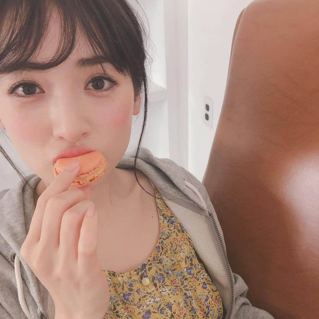 高橋里帆さんのインスタグラム写真 - (高橋里帆Instagram)「今日の @rika_izumi_  ちゃんのオフショット✨  マカロン〜パクリ❤️ 可愛すぎる〜😆💕 (表情はリクエストしてみましたw✨高橋里帆カメラマン。笑) #高橋里帆メイク #泉里香 さん#マカロン#可愛い#高橋里帆カメラマン#美人百花」6月9日 17時37分 - takahashi.riho