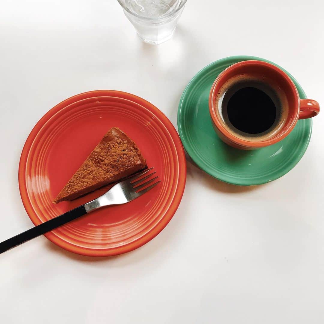 KEINA HIGASHIDEさんのインスタグラム写真 - (KEINA HIGASHIDEInstagram)「coffee break. お皿がかわいい。」6月9日 17時39分 - keina_higashide