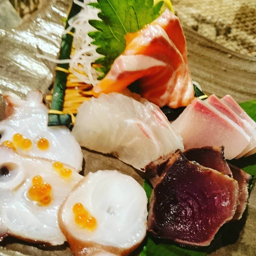 炉端焼き とろ函～とろばこ～ 堅田店のインスタグラム：「今日も新鮮なお造りや、素朴なお味の原始焼き！ご用意してます！！ 皆様のお越しをお待ちしてます＼(^-^)／ #とろ函 #とろ函堅田店 #北海道 #炉端焼き #海鮮 #個室 #お刺身 #炭焼き #居酒屋」