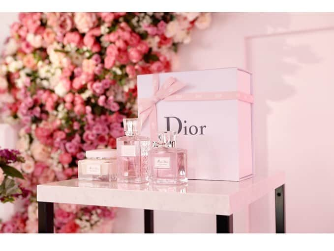 堀田茜さんのインスタグラム写真 - (堀田茜Instagram)「メゾン創立とともに誕生した香水"Miss Dior"の展覧会へ🌼 大好きな香水誕生の歴史を、肌で感じれる素敵な空間でした🌹 バラに囲まれたカフェスペースもあったり。 16日まで原宿にて開催中なので、期間中に是非足を運んでみてください☺︎ #missdior #dior #missdiorexhibition  #ミスディオール #ディオール #ミスディオール展覧会」6月9日 17時43分 - akanehotta