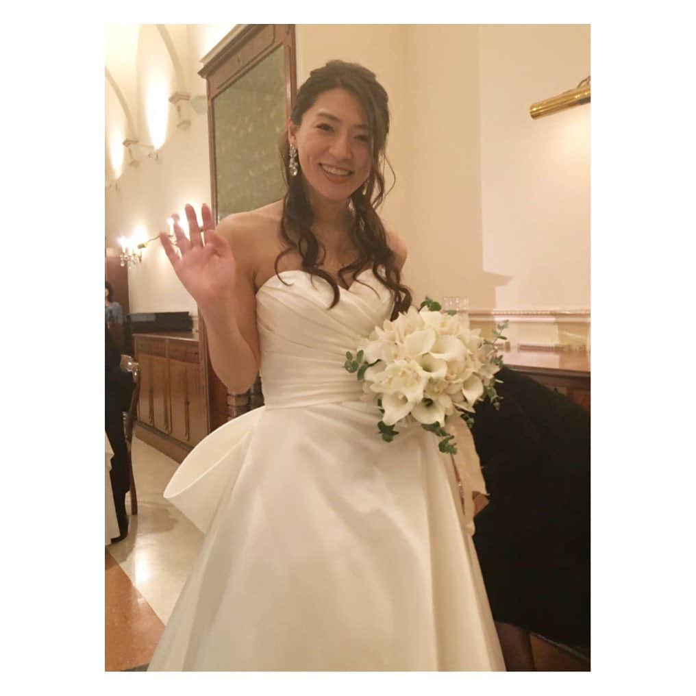 森田麻恵さんのインスタグラム写真 - (森田麻恵Instagram)「昨夜は、大学時代の友人の結婚式に出席しました。  みんなの愛が溢れてて、たくさん笑ってウルウルしてあったかい気持ちでいっぱい！  そして、偶然にも自分の結婚式の時のプランナーさんが一緒で、なんと10年ぶりに再会！懐かしくてご縁を感じました〜。 結婚式っていいね♡  #結婚式 #大学メンバー #心友 #おめでとう #幸せのおすそ分け #ありがとう #happy #wedding #weddingparty #friends #congrats #instagood」6月9日 17時44分 - morita_mae