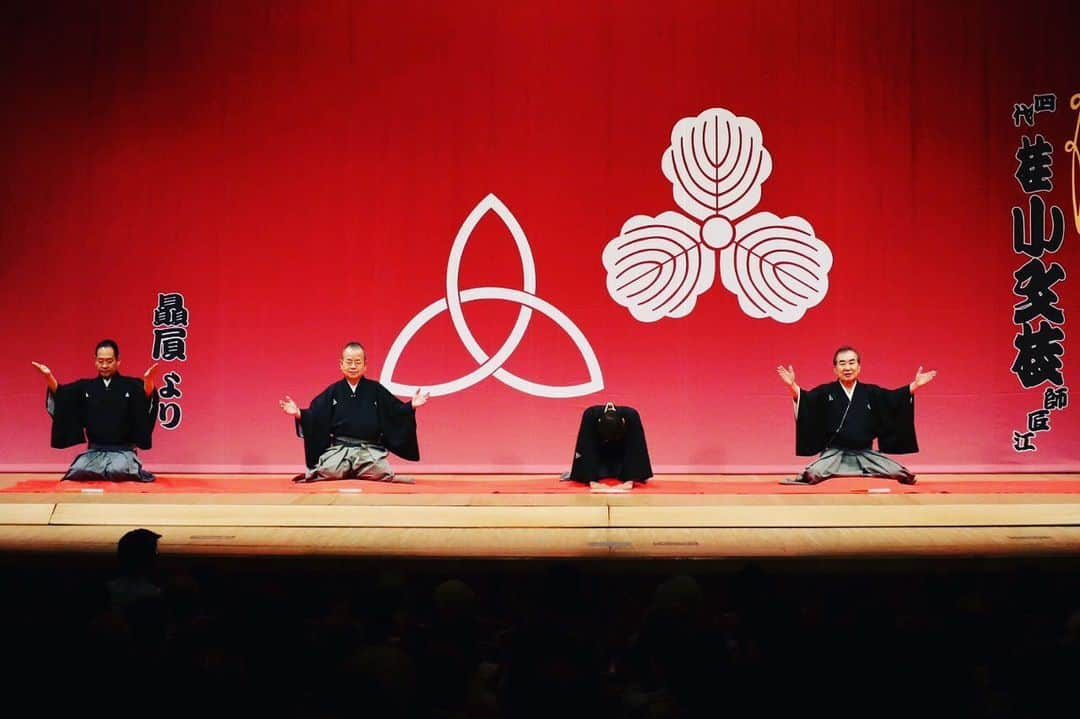 桂かい枝さんのインスタグラム写真 - (桂かい枝Instagram)「岡山市民会館でのきん枝改め四代小文枝襲名披露公演、大入りのお客様に囲まれ、無事終演  口上の司会、めっちゃ楽しかった〜  文枝、小文枝、文珍の一門が並ぶなんて、めっちゃレアな口上でしたっ！  #落語 #寄席 #お笑い」6月9日 17時50分 - kaishikatsura