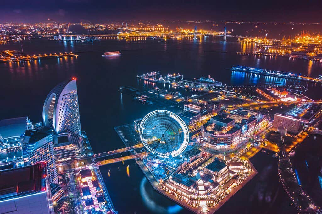 RIKUYAのインスタグラム：「Landmark Tower Yokohama 🌃 ㅤ 296m ㅤ 少しお高めな展望台ですがかなりの絶景です✨ ㅤ 【時間】 10:00～21:00(土曜、その他特定日～22:00) 最終入場は営業終了30分前 【料金】 大人1000円、65歳以上・高校生800円、 小・中学生500円、幼児(4歳以上)200円  ㅤ【アクセス】 JR・市営地下鉄桜木町駅から動く歩道で徒歩5分 横浜高速鉄道みなとみらい線みなとみらい駅から徒歩3分 ㅤ The Yokohama Landmark Tower (Yokohama Randomāku Tawā) is the second tallest building and 4th tallest structure in Japan, standing 296.3 m (972 ft) high. It is located in the Minato Mirai 21district of Yokohama city, right next to Yokohama Museum of Art. Work on the building was finished in 1993. When built, it was the tallest building in Japan until it was surpassed by Abeno Harukas in 2012.When opened, it had the highest observation deck in Japan. ㅤ Yokohama is the second largest city in Japan by population,and the most populous municipality of Japan. It is the capital city of Kanagawa Prefecture. It lies on Tokyo Bay, south of Tokyo, in the Kantō region of the main island of Honshu. It is a major commercial hub of the Greater Tokyo Area. ㅤ」