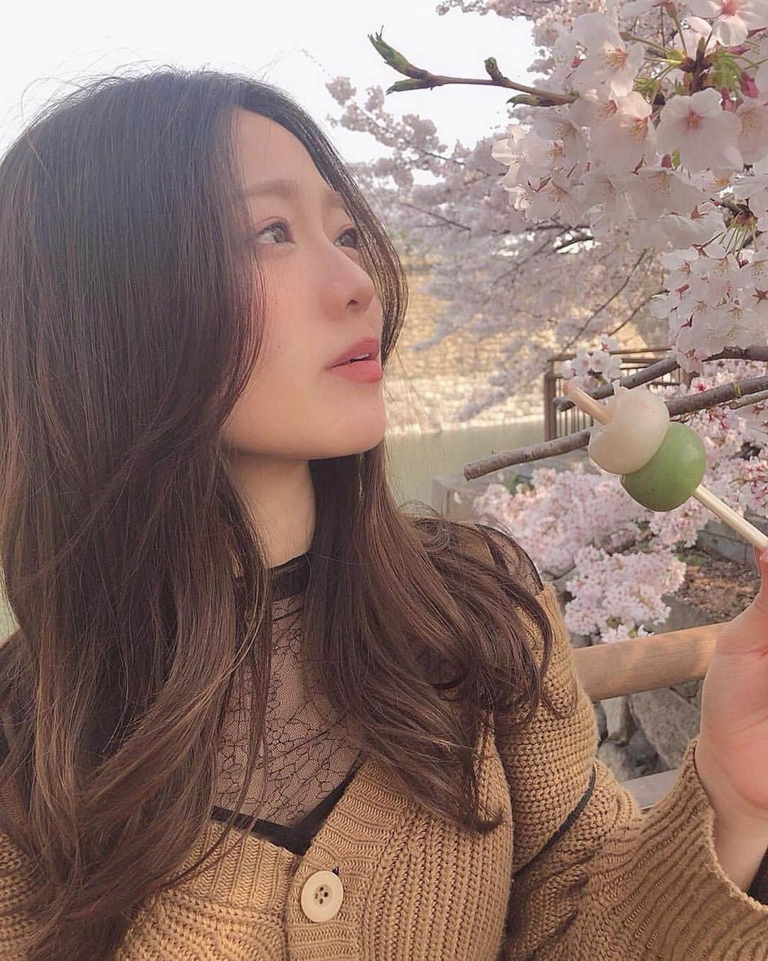 美女美容事情さんのインスタグラム写真 - (美女美容事情Instagram)「《桜に見惚れて🌸💕》⠀ *⠀ リポストを使って、素敵な写真📷✨を投稿されてる方を紹介させて頂く⠀⠀⠀⠀ 【💄美女美容事情💅】のコーナーです✨⠀ *⠀⠀⠀⠀⠀⠀⠀ いいねやコメント、フォローして応援してね❤︎🥰🎶⁣⠀ *⠀⠀⠀⠀⠀⠀⠀ 今回ご紹介させて頂きますのは❤︎⠀ やっちんさん< @ya____ch >の素敵なお写真📸⠀ *⠀ 桜をバックにお団子をかじる様子まで美しくて癒されます😊⠀ 清廉な感じにファンになってしまいます🥰⠀ *⠀⠀ やっちんさんのアカウントには他にも素晴らしい投稿が沢山ありますので是非覗いてみてくださいね💁‍♀️💙⠀ *⠀⠀ やっちんさん< @ya____ch >⠀ 素敵な投稿ありがとうございました☺️📸✨⠀⠀⠀⠀⠀⠀⠀⠀ △▼△▼△▼△▼△▼△▼△▼△▼△▼⠀⠀⠀⠀⠀⠀⠀⠀⠀⠀⠀⠀⠀⠀⠀⠀⠀⠀⠀⠀⠀⠀⠀⠀⠀⠀⠀⠀⠀⠀⠀⠀⠀ ❤🧡💛「美女美容事情」💚💙💜⠀⠀⠀⠀⠀⠀⠀⠀⠀⠀⠀⠀⠀⠀⠀ 👇掲載ご希望の方は👇⠀⠀⠀⠀⠀⠀⠀⠀⠀⠀⠀⠀⠀⠀⠀⠀ @b_b_j.jタグ付けと🖤 # ビジョビ⠀🖤⠀⠀⠀⠀⠀⠀⠀⠀⠀⠀⠀⠀⠀⠀⠀ をタグ付けお願いします✨⠀⠀⠀⠀⠀⠀⠀⠀⠀⠀⠀⠀⠀⠀⠀⠀ ――――――――――――――――⠀⠀⠀⠀⠀⠀⠀⠀⠀⠀⠀⠀⠀⠀⠀⠀⠀⠀⠀⠀⠀⠀⠀ ～姉妹アカウントのご紹介～⠀⠀⠀⠀⠀⠀⠀⠀⠀⠀⠀⠀⠀⠀⠀⠀⠀⠀⠀⠀⠀⠀⠀⠀⠀⠀⠀ ◇美容情報を紹介している«美女美容事情～Beauty～»⠀⠀⠀⠀⠀⠀⠀⠀⠀⠀⠀⠀⠀⠀⠀⠀⠀⠀⠀⠀⠀⠀⠀⠀⠀⠀ ( @b_b_j.j_b )⠀⠀⠀⠀⠀⠀⠀⠀⠀⠀⠀⠀⠀⠀⠀⠀⠀⠀⠀⠀⠀⠀⠀⠀⠀⠀⠀ ◇美しい旅スポット紹介をしている«美 spot»⠀⠀⠀⠀⠀⠀⠀⠀⠀⠀⠀⠀⠀⠀⠀⠀⠀⠀⠀⠀⠀⠀⠀⠀⠀ ( @b__spo )⠀⠀ ⠀ ◇ビジョビがお届けするセレクトショップ«bi select»⠀ ( @bi_select )⠀ ⠀⠀⠀⠀⠀⠀⠀⠀⠀⠀⠀⠀⠀⠀⠀⠀⠀⠀⠀⠀⠀ よかったらこちらも覗いてみてね✨⠀ ――――――――――――――――⠀⠀⠀ @b_b_j.j⠀⠀ #メイク #beauty⠀⠀⠀⠀ #美肌 #ロングヘア ⠀ #アイメイク #カラコン ⠀⠀⠀ #アイシャドウ #女子力アップ ⠀⠀⠀⠀⠀⠀⠀ #アイライン #美意識⠀⠀⠀⠀⠀⠀ #団子 ⠀ #女子力 #女子力向上⠀⠀⠀⠀⠀⠀ #リップ #チーク⠀⠀⠀⠀⠀⠀ #naturalbeauty #makeup #白石麻衣」6月9日 17時56分 - b_b_j.j