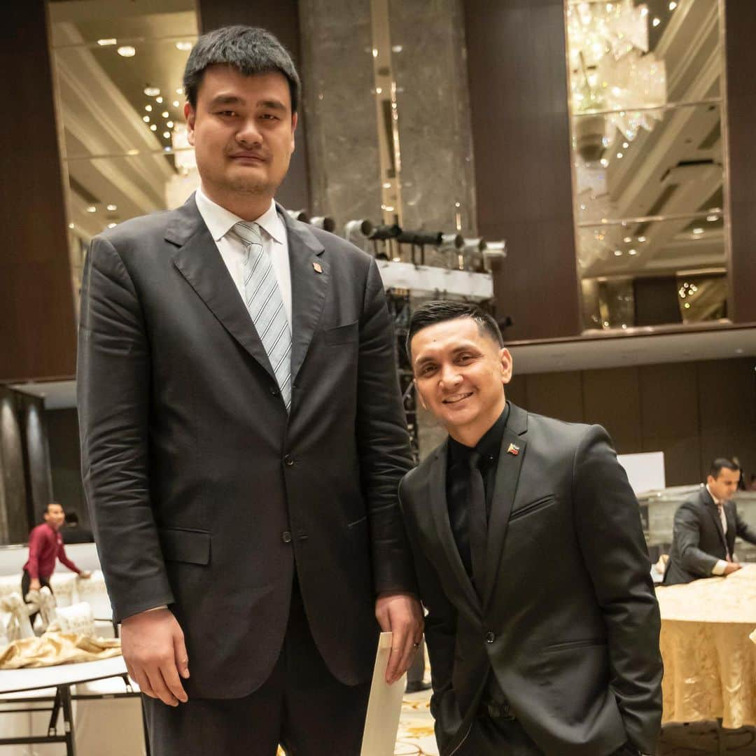 FIBAさんのインスタグラム写真 - (FIBAInstagram)「🇨🇳 @yao & 🇵🇭 @jalapag3 during last night’s @fibaasiacup Qualifiers Draw Ceremony 🤩」6月9日 17時59分 - fiba