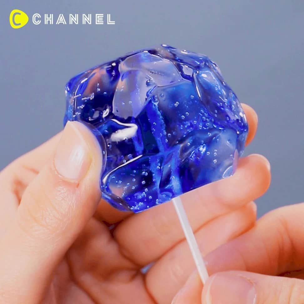 のインスタグラム：「🕯Transparent&Squishy Gel Candle💙 🕯透明ぷるぷるジェルキャンドル💙 . 💗Check👉 @cchannel_girls 🎶 💗Follow me👉 @cchannel_artandstudy 🎵 📲C CHANNELのアプリもよろしくお願いします💕 . 【🔮Steps】 ・ IH cooking heater ・ One-handed pot (not used for cooking after use) ・ Mold (cube) ・ Gel candle hard ・ Aroma oil ・ Liquid dye for candles ・ Toning stick ・ Scissors ・ Lighter ・ Bamboo skewer ・ Candle wick . 【🔮Steps】 1. Put gel candle in pot and heat it to melt. ※ Attention not to burn yourself!! 2. Add a few drops of your favorite aroma oil. 3. Put an appropriate amount into the mold. Drop a few drops of the dye and mix lightly to make a pattern. Cool until the candle hardens. 4. Take out from the mold and shape while cutting with scissors. 5. Put it on a plate, melt the surface with the lighter to make it glossy. Wait until the surface cools and hardens. 6. Once the candle is hardened, stick a bamboo skewer and pass the wick through the hole!! . . 氷のようにすきとおった不思議なキャンドル 灯された炎がキャンドルに反射してとってもロマンチックです♡ . 【🔮用意するもの】 ・IHクッキングヒーター ・片手鍋（使用後料理に使用しないもの） ・キューブのモールド ・ジェルキャンドル　ハード ・アロマオイル ・キャンドル専用液体染料 ・調色スティック ・はさみ ・チャッカマン ・竹串 ・キャンドル芯 . 【🔮作り方】 1.ジェルキャンドルをちぎり鍋に入れ、熱して溶かす。※やけどに注意!! 2.お好みのアロマオイルを数滴入れる。 3.適量をキューブのモールドに入れる。染料を数滴垂らして軽くかき混ぜ模様を作る。キャンドルが固まるまで冷ます。 4.モールドから取り出し、ハサミで切りながら成形していく。 5.皿の上に乗せ、チャッカマンの火で表面を溶かし、ツヤを出す。表面が冷え固まるまで待つ。 6.キャンドルが固まったら、竹串を刺し、その穴にキャンドル芯を通して完成!! . ※火の取り扱いには十分ご注意ください。 . 皆さんもぜひ作ってみてください♡ . . #candlecraft#candledesign#gelcandle#candlemaking#aromacandle#candlelover#candleaddict#handmadehome#handmadecrafts#instacraft#candledecor#handmadecandles#doityourself#handcrafted#handpouredcandles#jewelcandle#squishy#candle#ice#blue#gelcandle#marble#stone#キャンドル#ブルー#ジェルキャンドル#氷#マーブル#stone」