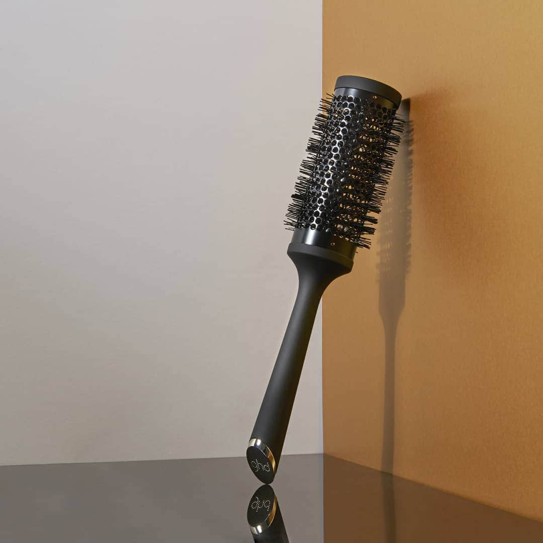 ghd hairさんのインスタグラム写真 - (ghd hairInstagram)「*The* brush for the ULTIMATE at-home blow dry 💁‍♀️ and it now has 10% off in our summer sale! 👑  #ghd #goodhairday #blowdry #hairbrush」6月9日 18時00分 - ghdhair