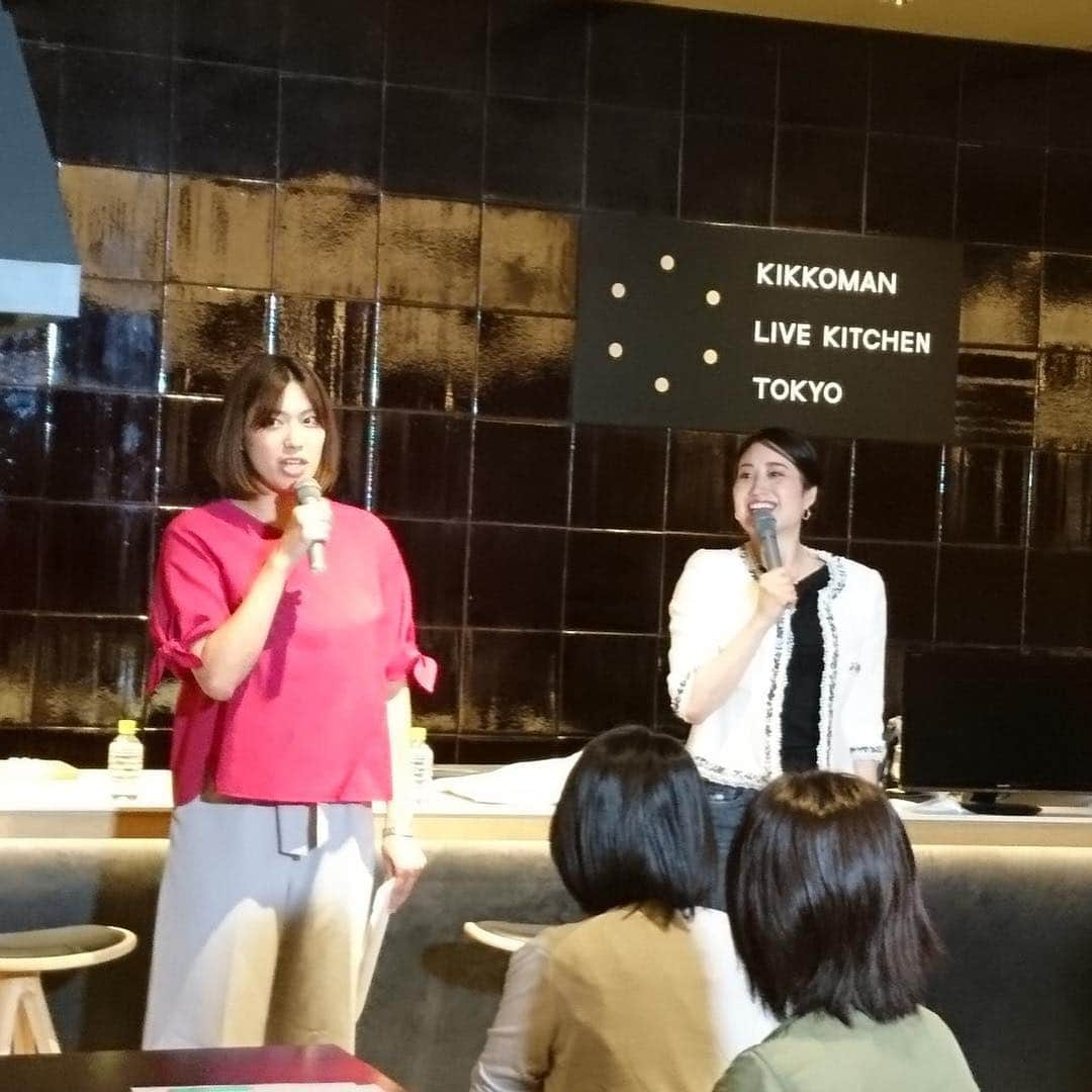 田中琴乃さんのインスタグラム写真 - (田中琴乃Instagram)「【KIKKOMAN LIVE KITCHEN TOKYO】 ・ 新体操×食をテーマにトークショーをさせて頂きました！ MCはキッコーマン社員の元競泳選手上田春佳さん🙋‍♀️ 以前から知っている間柄ですが、競技の深い話をする機会がこれまでなく何だか新鮮に感じました✨ ・ せっかくのLIVE KITCHENという事で、自宅でも使っている本つゆを使用して《簡単納玉ひやむぎ》を皆さんの前で作ったんです🙋‍♀️ 所要時間5分！笑 それがよい◎ ・ 作っているところを見ながら美味しいお食事を頂けるKIKKOMAN LIVE  KITCHEN TOKYOまた足を運びたいと思います🥰 ・ ありがとうございました✨ ・ ・ #kikkoman  #キッコーマン  #kikkomanlivekitchentokyo  #トークショー #お料理 #cooking  #田中琴乃」6月9日 18時04分 - tanakakotono