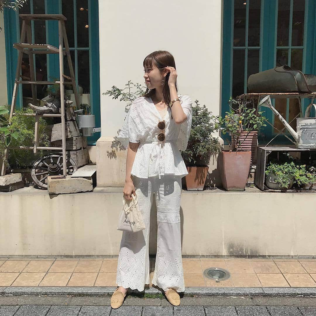 RiLiさんのインスタグラム写真 - (RiLiInstagram)「今期マストボトム❣❣【レースパンツ】で存在感UPしちゃお🌻💕 ..... 春から夏にかけてながーく、そしてガーリー🎀にも、カジュアル🍃にも着回しが効く【レースパンツ】が今季アツいってウワサ🎶みんなのご用達ブランドからも続と々登場しているからこれは見逃せないハズ😎✨ レースの素材感やデザインでかなり雰囲気が変わるこのアイテムは普段着ている系統問わず着こなせちゃう🧚♀のがうれしいポイント👌✨同じく今期流行りの『クリアアイテム』や『かごバッグ』、『ロゴT』などなど、、、どんなアイテムでも合わせやすく、相性バッチリすぎる❣❣ スカートではなくパンツっていうところが甘すぎなくてちょうどいいかわいさでまとまってくれるのもおすすめのひとつ☝✨だからガーリーすぎるのはちょっとニガテ～💦って子でもパンツなら履けちゃうかも！？🌟この夏、主要ボトムになること間違いなしでしょ🐰🎶 ❣ ❣ ❣ ❣ ❣ サイトやSNSで掲載させていただくお写真募集中😘📸 かわいいコーデやアイテム、注目スポットなどが撮れたら、ハッシュタグ→#rili_tokyo  を付けて投稿❗ ． Special Thanks💋 Photo by @iam_nagisatakahashi @moe_mmmn @kemekosu @dennnnnnnnnnn @i_am_sea1023 @misato_tak @stmegram1026 @nice._.takaup @moca2.2 ． #夏 #夏コーデ #レースパンツ #レース #コットンレース #ショーパン #フリルパンツ #フリル #シミラールック #シミラーコーデ #カジュアルコーデ #シンプルコーデ  #ワントーンコーデ #シンプルコーデ  #カジュアルコーデ #ガーリーコーデ #置き画 #置き画くら部 #今日のコーデ #コーデ #コーディネート #RiLi  #おしゃれさんと繋がりたい #お洒落さんと繋がりたい #ファッション #패션스타그램 #ootd #outfit」6月9日 18時05分 - rili.tokyo