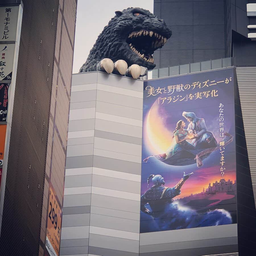 石川亜沙美さんのインスタグラム写真 - (石川亜沙美Instagram)「映画『アラジン』 ・ 楽しみにしていたこの映画🎬 ☺️さっそく観に行ってきました！！ ・ アニメーションでも大好きな あのシーンこのシーンの 実写化🙌 ・ 中でも ウィルスミスのジーニー🧞‍♂️ 😆本当に最高でした👍💓 ・ ディズニー名曲の 「ホール・ニュー・ワールド」はじめ アラジンの中で流れる曲や 素晴らしいダンスに衣装その世界観✨ ・ 最初から最後まで たっぷり楽しませてもらいました！ ・ 今回は息子も大好きな 山寺宏一さんこと山ちゃんが ジーニー役の吹替なので 吹替版を🧞‍♂️ 素晴らしい吹替声優さん達の声に 🥺感動✨✨💓 ・ 字幕版でもまた観たいな🙌 ・ ・ #映画鑑賞  #アラジン #ディズニー #魔法のランプ #3つの願い #🧞‍♂️」6月9日 18時05分 - asamiishikawa1016