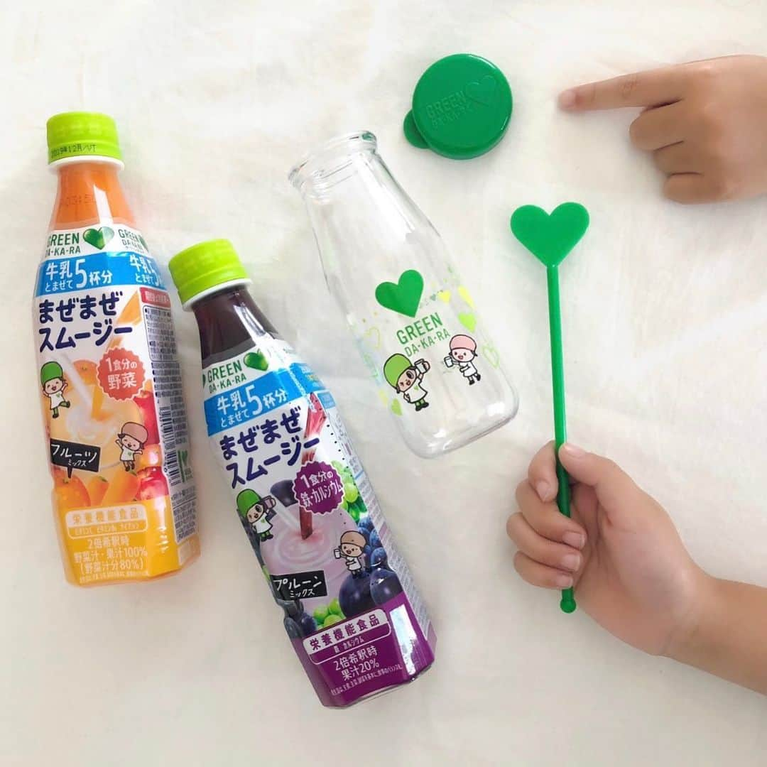 ᴋᴀɴᴀᴋöさんのインスタグラム写真 - (ᴋᴀɴᴀᴋöInstagram)「💚💙💚💙💚💙 牛乳🥛と混ぜるだけで、簡単に おいしいスムージーが 出来ちゃう @suntory_greendakara の グリーンダカラまぜまぜスムージー💚💜🧡💚✨ * バタバタと忙しい朝も、手軽に栄養をしっかり摂取する事が出来るので、わが家では、もうこれを飲むのが 定番化してきてるよ😋💕 * 👦🏻👦🏻も、毎朝 自分たちでまぜまぜして、楽しそう🥰 * 今、まぜまぜスムージーを 2本購入すると、このかわいいミルクボトル＆マドラーが もらえます💚 * #朝のまぜまぜ#suntory#グリーンダカラ#GREENDAKARA #まぜまぜ#まぜまぜスムージー#グリーンダカラまぜまぜスムージー#あさごはん#お手伝い#ひとりでできるもん#ミルクボトル#マドラー#サントリー#PR」6月9日 18時08分 - kanakokko_34_