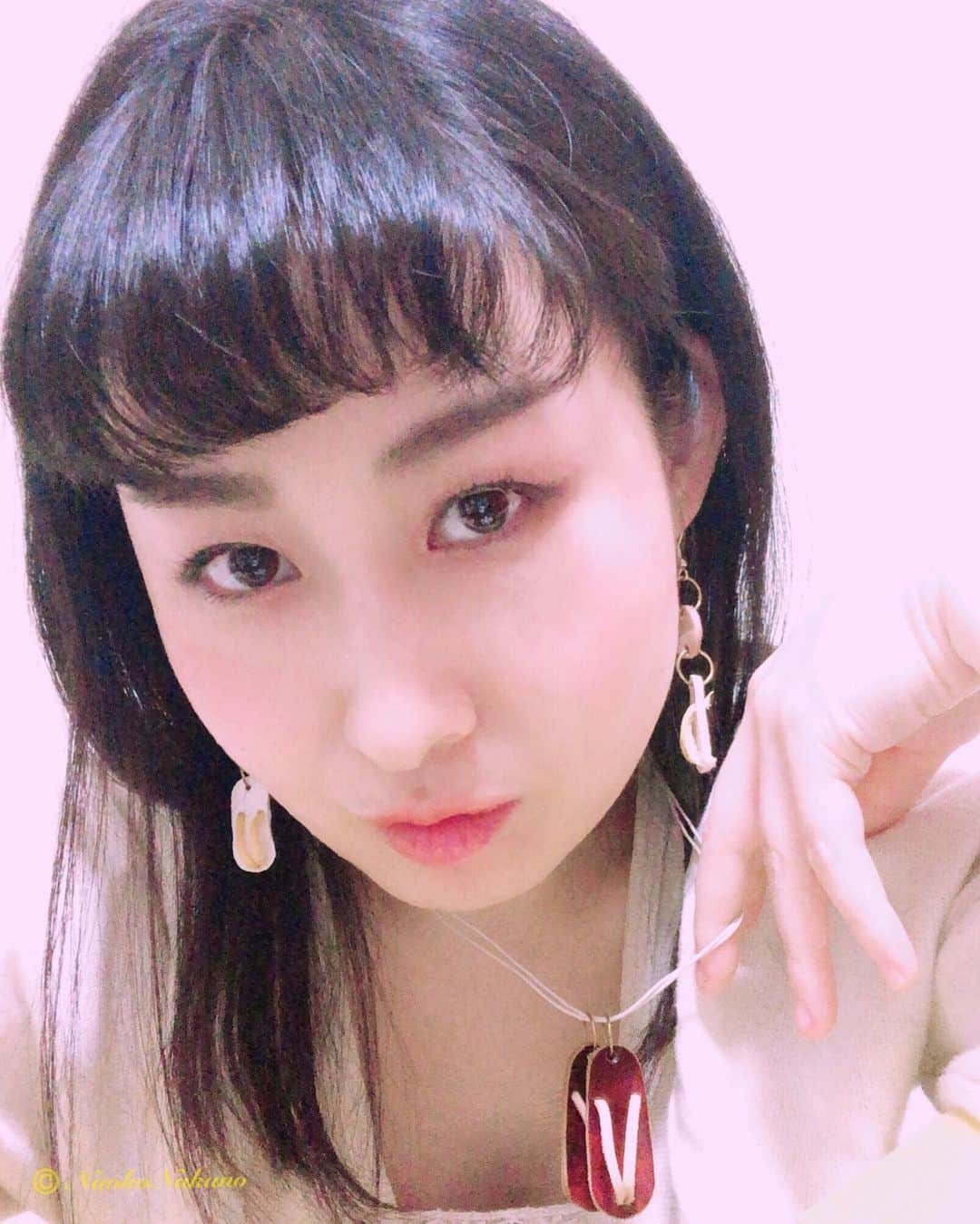 中野菜保子さんのインスタグラム写真 - (中野菜保子Instagram)「. 「新作が出ました🍓③ どれがお好み？その③カットソーとサンダル」 Which do you like better?Vol.③ . 全部で3回postしています🏄🏻‍♀️✨✨ この１つ前と２つ前の写真も見て下さい✨✨✨ @lonepirate.d . Please compare with the one I posted before this post. It is not swipe this time. I will post my photos three times today. 本日はスワイプではなくて 珍しい写真を3回UPいたします😊 . このpostの前の２つのpicと比較してどちらがお好きですか❓😌❓ . その①Tシャツとサンダル その②タンクトップとサンダル その③カットソーとサンダル . 写真は🍎🍎枚☆ 1枚でザクッと着るカットソーと ビーサンアクセたち💎✨ . . 中野がアンバサダーを務めさせていただいている 革製品の「lone pirate design 」さんの 新作アクセサリーです🏄🏻‍♀️✨ . 夏だ！🌊！ ということでビーチサンダルのアクセはいかが❓ . 遊び心満載😆見た時笑っちゃって。可愛いななぁって。 全部で3色です☆ . チョーカーは調節できるし、革だけど軽い、 意外とどのお洋服でもシックリくるので 気軽に付けやすいと思います😊 . ショップサイトはこちら → @lonepirate.d . . 手作りって良いですね🥂✨こだわりの夏 ********** ↓and moreアメブロ↓ http://ameblo.jp/futonsoshi/ ********** この他Twitter・facebook💐😊💐 にも順次写真をUP予定です☆ (プロフ欄にリンク有り〼) ＊ ＊ ＊ #lonepiratedesign  #design #革製品 #Tシャツ女子 #新作 #アクセサリー #海賊 #ビーチサンダル #太陽の子 #チョーカー #面白ピアス #ノースリーブ #中野菜保子 #カットソー #moviestar  #actor #俳優  #ナオ部 #黒髪美女 #model #singergirl #実力派  #本物 #hollywood #美肌 #色白美人  #癒し女子 #コスメ #タンクトップ女子 #勝利の女神 @lonepirate.d  @syanhaijitensya」6月9日 18時18分 - naokonakano8319