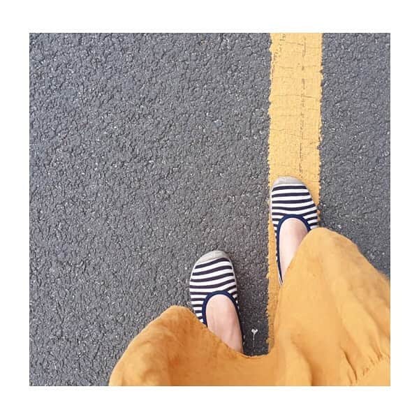 のインスタグラム：「The end of the school year is a big deal in a kid's life—they can officially look forward to backyard pool days, mid-day ice pops, and no more alarm clocks. For parents, it's a milestone worth honouring: your little one is growing up! Kids need a chance to celebrate the friendships and relationships they’ve made in the classroom all year. 😃 . And after a year of packing lunches, overseeing homework and getting little dawdlers out the door on time, parents deserve to join in the celebration, too! 😍 . How do you celebrate the start of summer? ☀️ . 🇫🇷 En route vers les grandes vacances ! . Le mois de Juin est toujours synonyme de fin ... fin d’année scolaire, sportive ... avant le grand break tant attendu ! Une année où l’on a vécu à un rythme trépidant pour nos enfants, avec nos enfants ! Cette pause, une petite bulle de douceur, bercée par la douce chaleur de l’été sera prochainement la bienvenue et très appréciée ! ☀️ . Votre mois de Juin est-il un mois « full » sur vos agendas, où kermesse et fêtes en tout genre viennent ponctuées allègrement les fins de journée et les week-ends ? Comment vivez-vous cette période ? . . #collegien #collegien_officiel #newin #shoesaddict #ballerina #instamum  #endofschoolyear #school #friends #balletflats #jマダムのおしゃれ#大人カジュアル  #springshoes #balletlovers #balletslippers #fashionlifeandstyle #brandsforkids #inspiration #parenting #family #instakids #love #summertime」