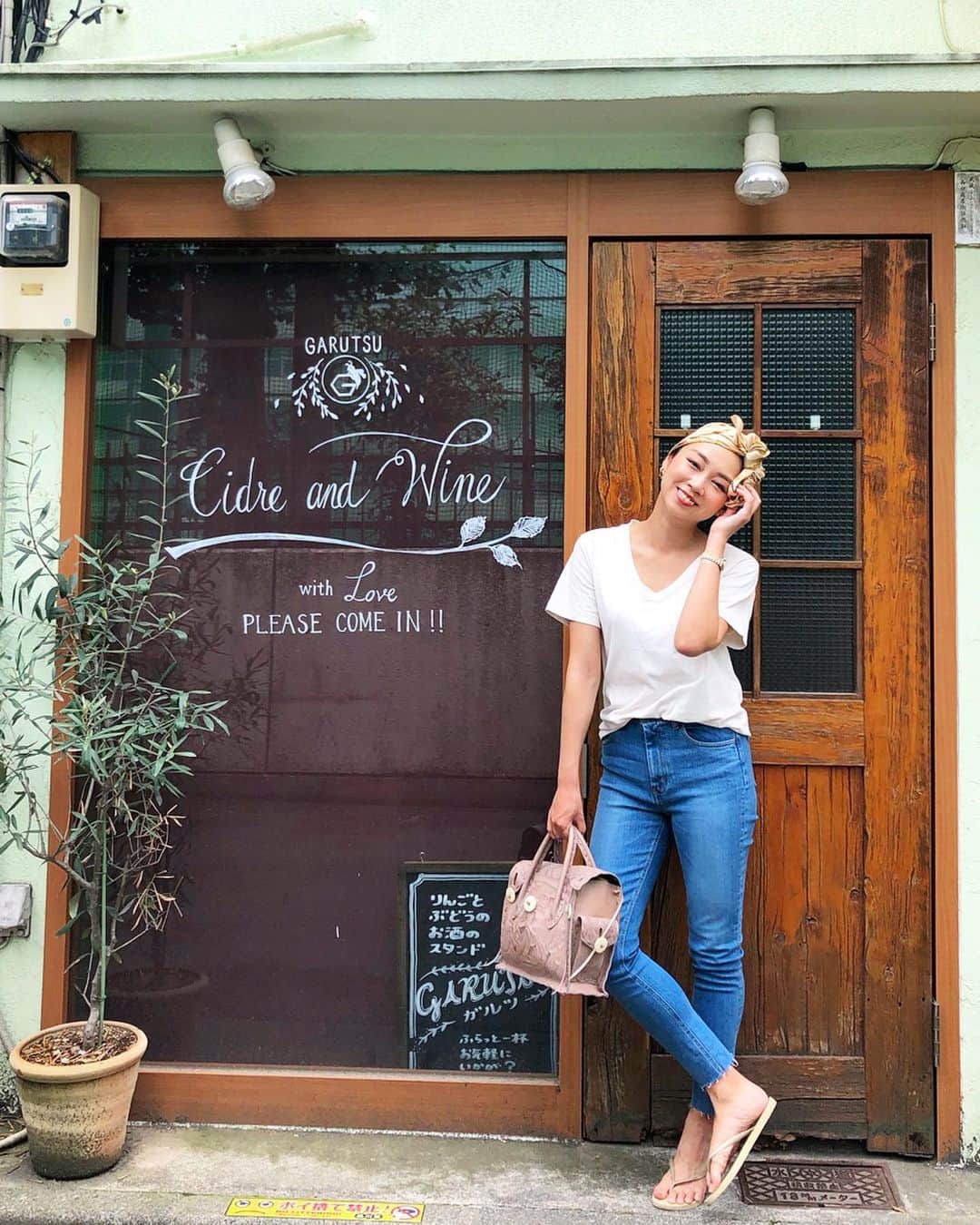 石田美奈子のインスタグラム：「𝕆𝕦𝕥𝕗𝕚𝕥. . 武蔵小山で#昼飲み day♡ 楽に飲めるように、お洋服も楽ちんに☺︎ 白T、#スキニーデニム 、ビーサン(←雨の予報だったので、濡れてもいいやってビーサンを選択)。 あまりにもシンプルすぎるので、ヘアは#スカーフアレンジ しました🎗 . #デニム は仲良しのありんこ @i_am_arinko がディレクターを務めるANTのもの。 先日のPOP UPに遊びに行った時に気に入って購入したのですが、履き心地が良すぎてヘビロテ(〃ω〃)✨ 久々に出会えたしっくりくるデニム！♡ブラックも買おうかな。 ちなみに私(165cm)はMサイズでぴったりです♫ 最近ほぼ洋服買ってない(無駄遣いしなくなったのと、収納スペースの限界なので)(๑･̑◡･̑๑)夏っぽいトップス欲しいな。 . tshirt… #ronherman @ronhermanstore denim… #ANT @ant__official bag… #gracecontinental @gracecontinental_official sandals… #havaianas @havaianas . 👗→ #minako_fashion . #fashion #outfit #ootd #デニムコーデ #夏コーデ #165cm」