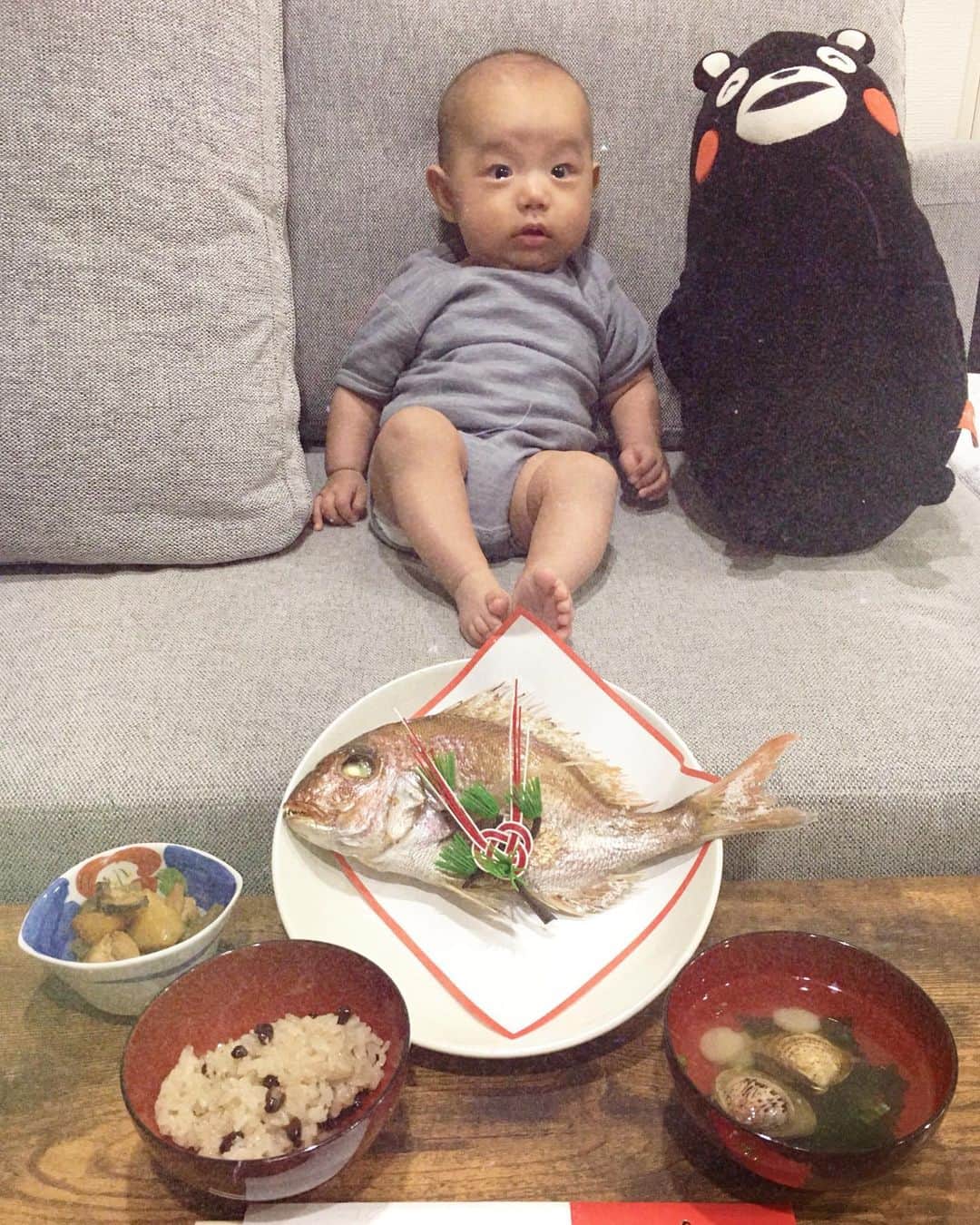 平山奈美のインスタグラム：「〜凪くんお食い初め〜  2019.6.7 . 尾頭付きの鯛を楽天でgetしたので、1日遅れだったけどお家で百日祝いをしました🎊 ギャン泣き後の涙を浮かべた1枚。 喜怒哀楽がはっきりしてきたなぁ。  鯛は次の日母ちゃんが美味しく頂きましたとさ。 . #平成31年産まれ #男の子ベビー #男の子ママ  #新米ママ#お食い初め #百日祝い #生後100日 #赤ちゃんのいる生活 #ママ #ママリ #プレママ #ママモデル #ベビスタグラム #コドモダカラ #くまモン  #baby #boy #mama #smile #happy #cute #3months #100days #love #bye #mylove #congratulations」