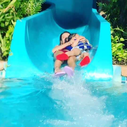内藤陽子のインスタグラム：「Day2. 一日中プールとビーチ🐚 遊ぶ時はとことん遊ぶ🌴 ニコ念願のスワン🦢 お魚いっぱい🐠 だいぶ焼けた👙 #動画 #遊びに貪欲 #日焼けに貪欲 #太陽は神様 #スコールにも負けない」